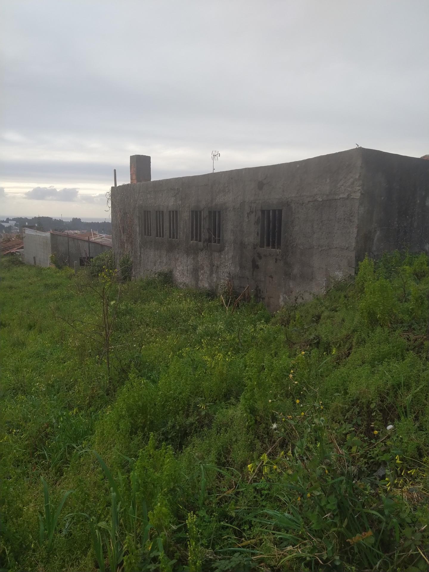 Terreno com uma área total de 5900m2  numa zona residencial em Pousadela, Nogueira da Regedoura.