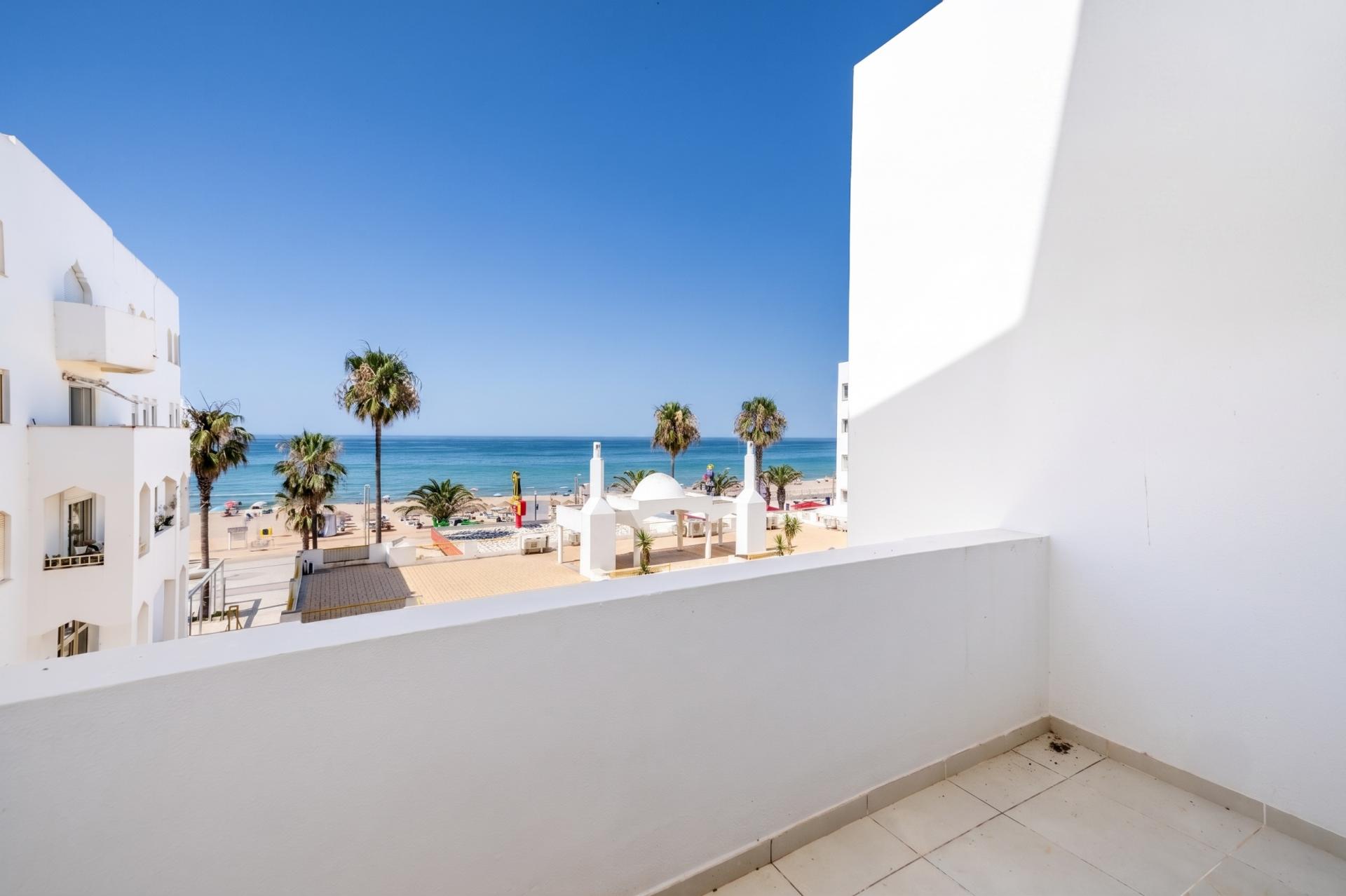 Apartamento de 2 Dormitorios Reformado con Vistas Frontales al Mar | Primera Línea de Playa en Quarteira