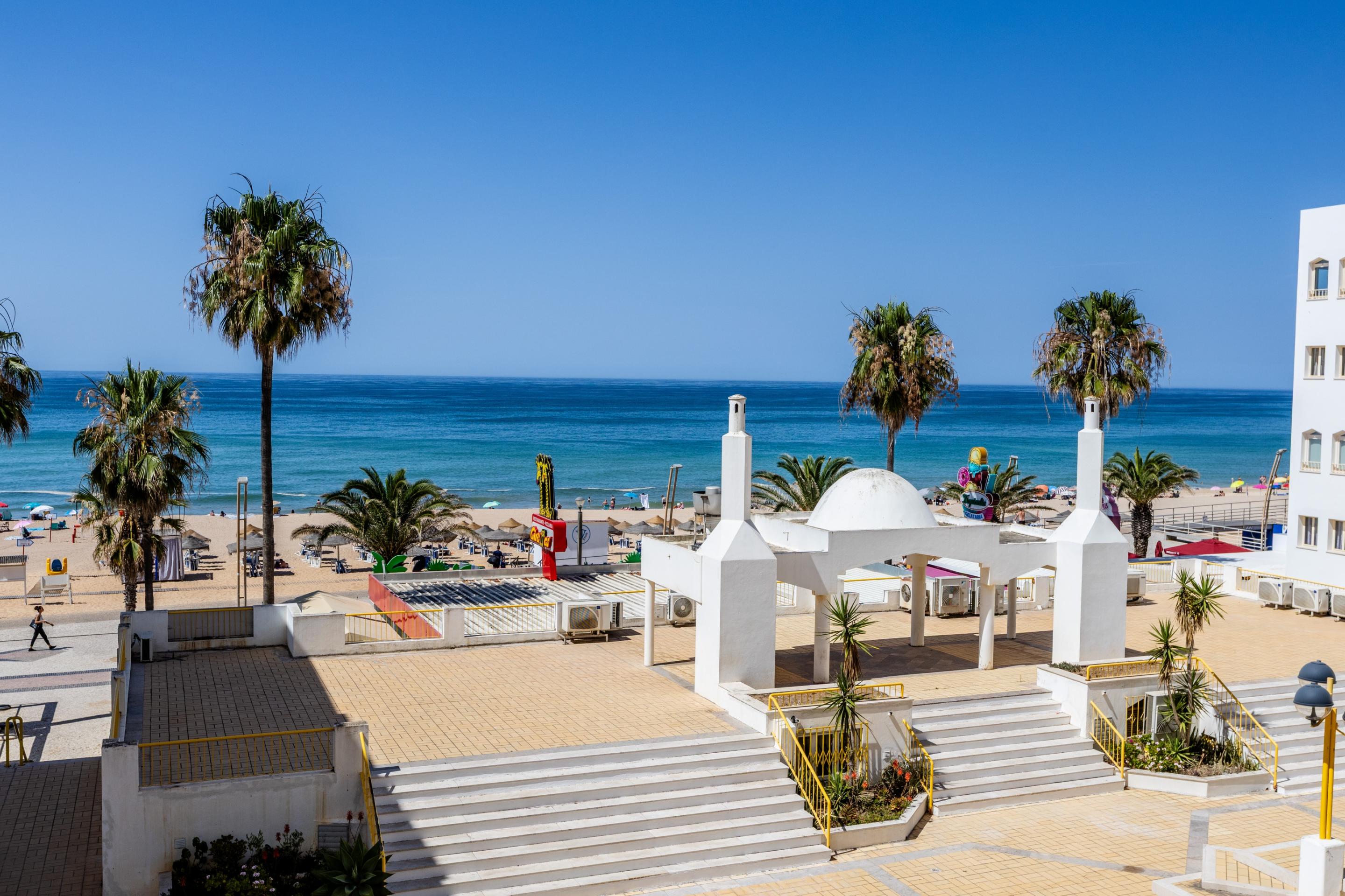 Apartamento de 2 Dormitorios Reformado con Vistas Frontales al Mar | Primera Línea de Playa en Quarteira