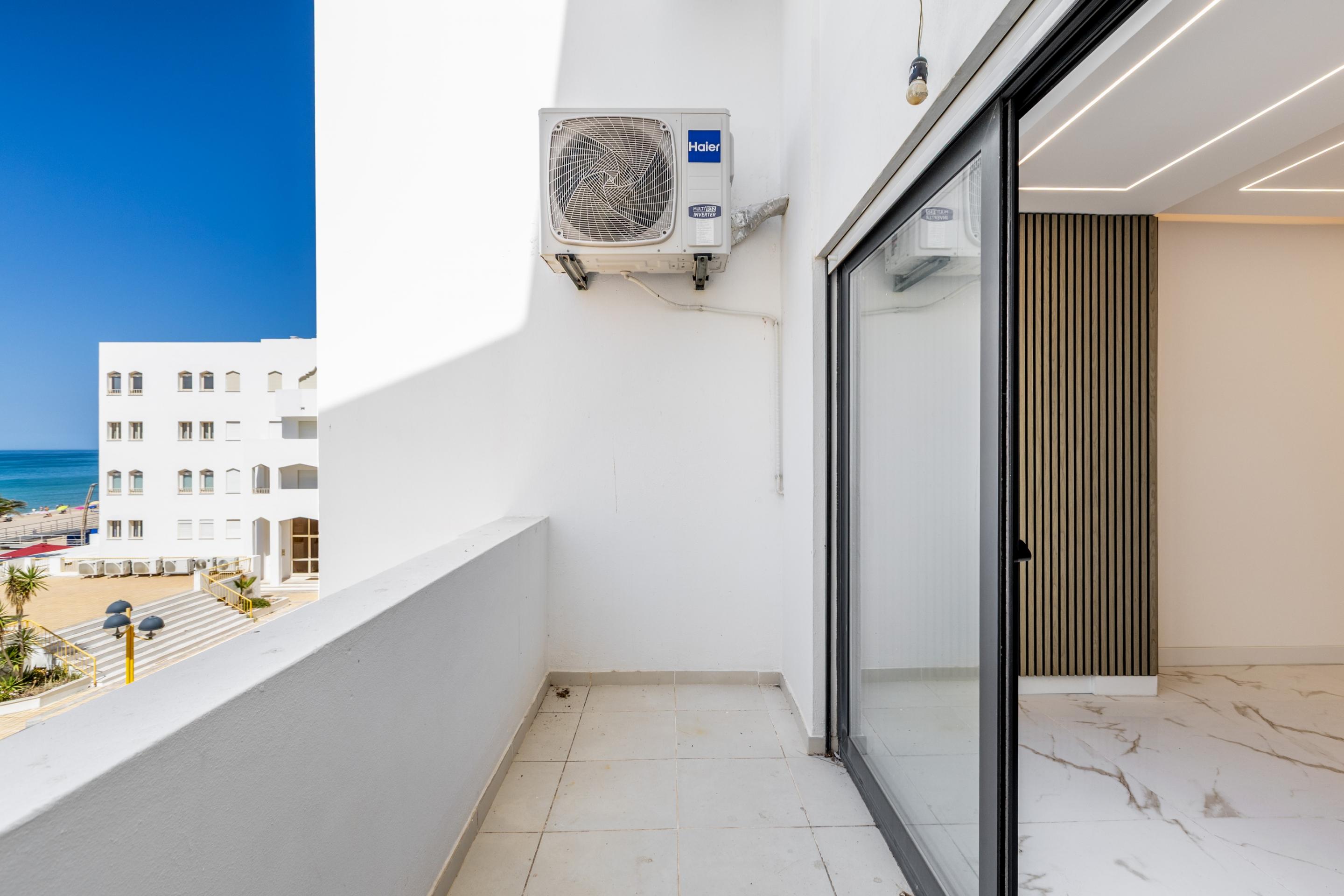 Apartamento de 2 Dormitorios Reformado con Vistas Frontales al Mar | Primera Línea de Playa en Quarteira