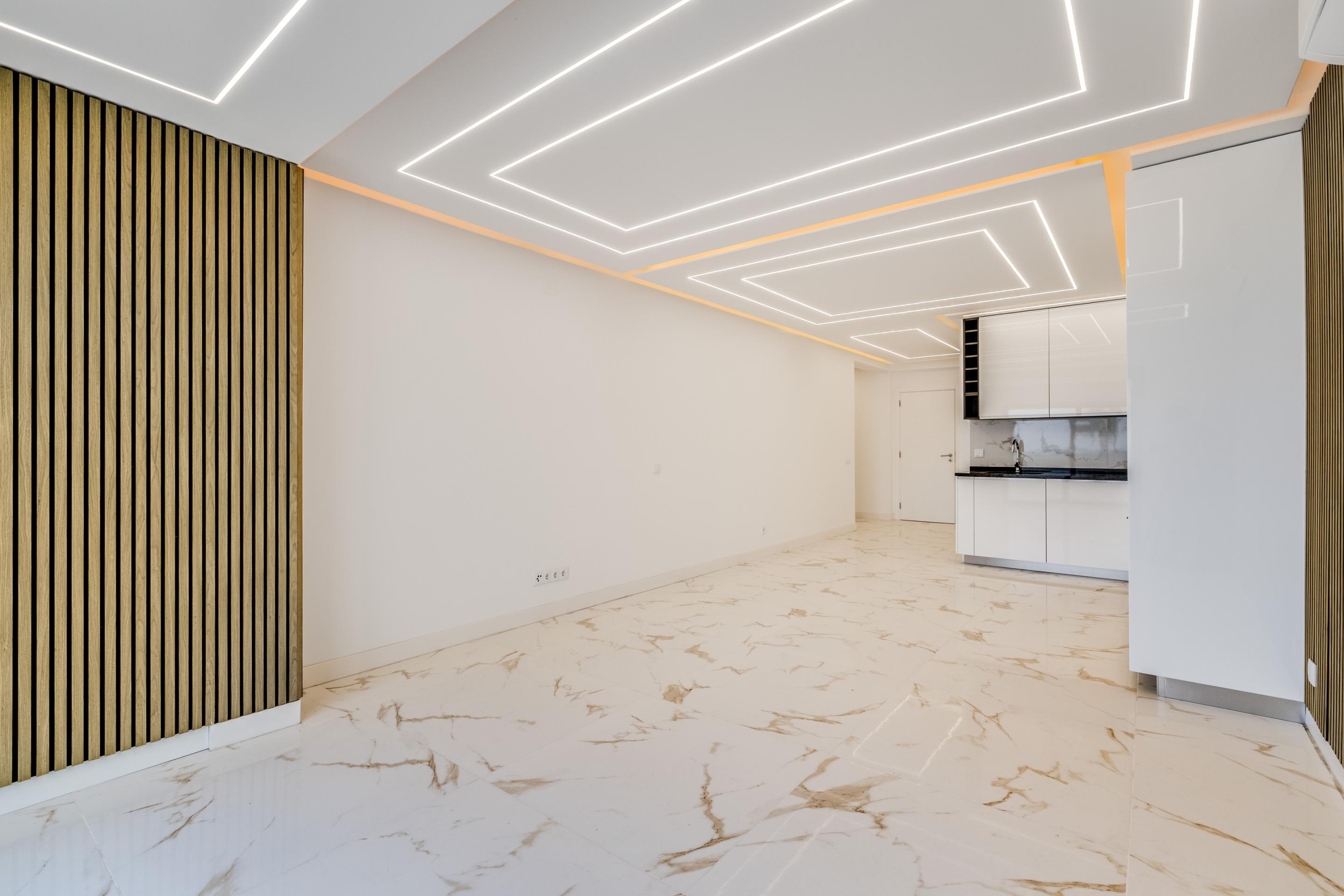 Apartamento de 2 Dormitorios Reformado con Vistas Frontales al Mar | Primera Línea de Playa en Quarteira