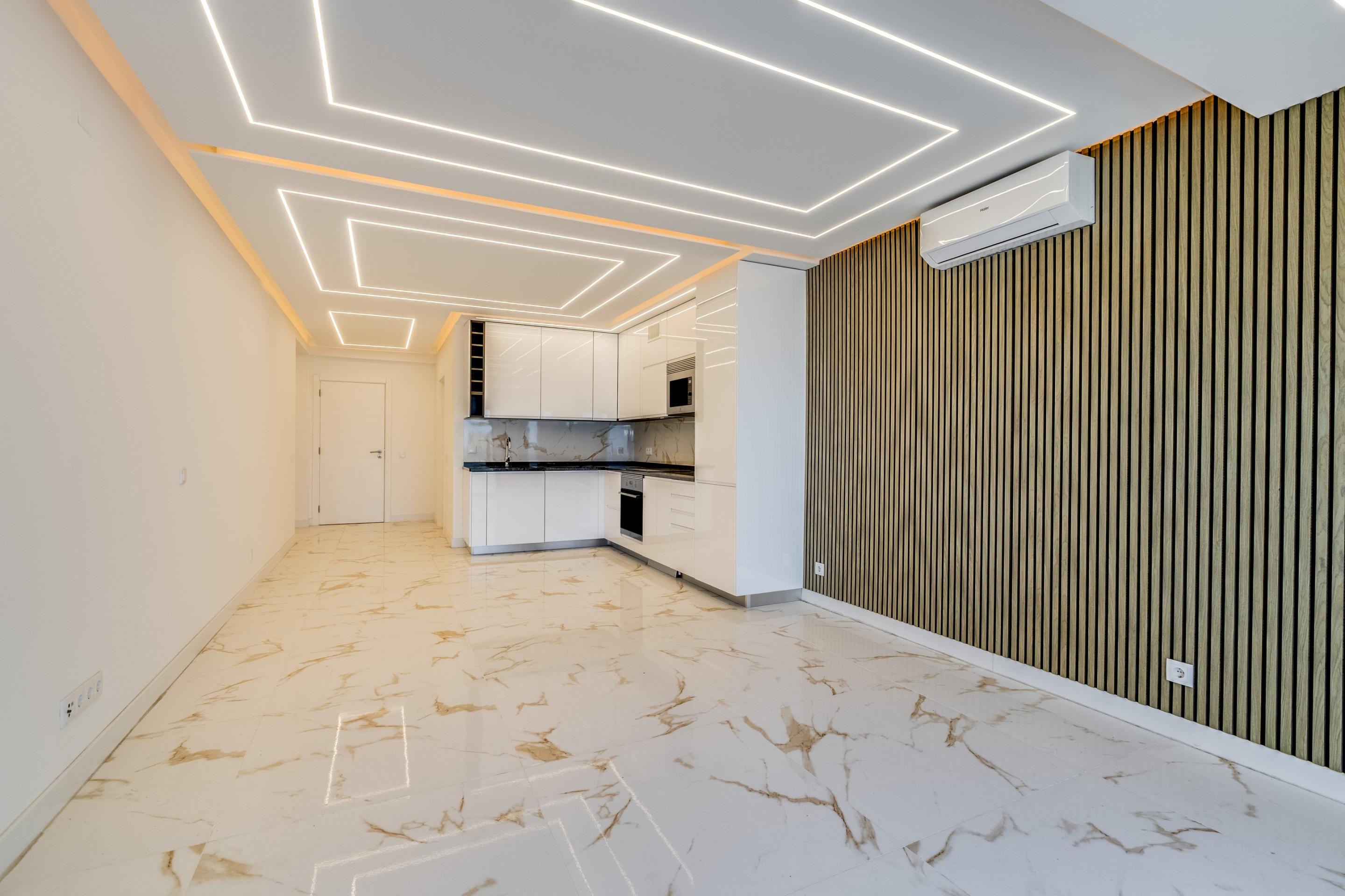 Apartamento de 2 Dormitorios Reformado con Vistas Frontales al Mar | Primera Línea de Playa en Quarteira