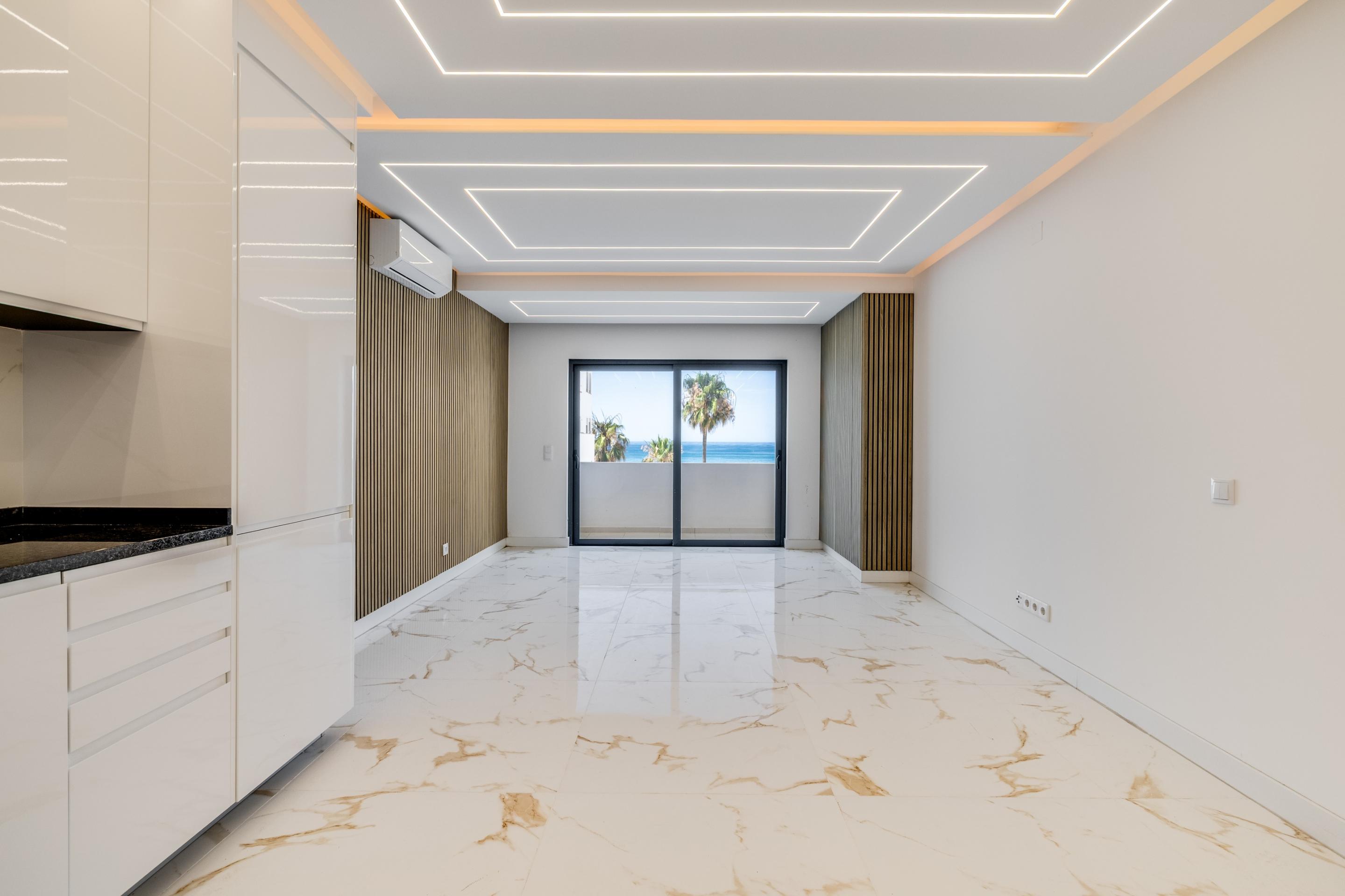 Apartamento de 2 Dormitorios Reformado con Vistas Frontales al Mar | Primera Línea de Playa en Quarteira