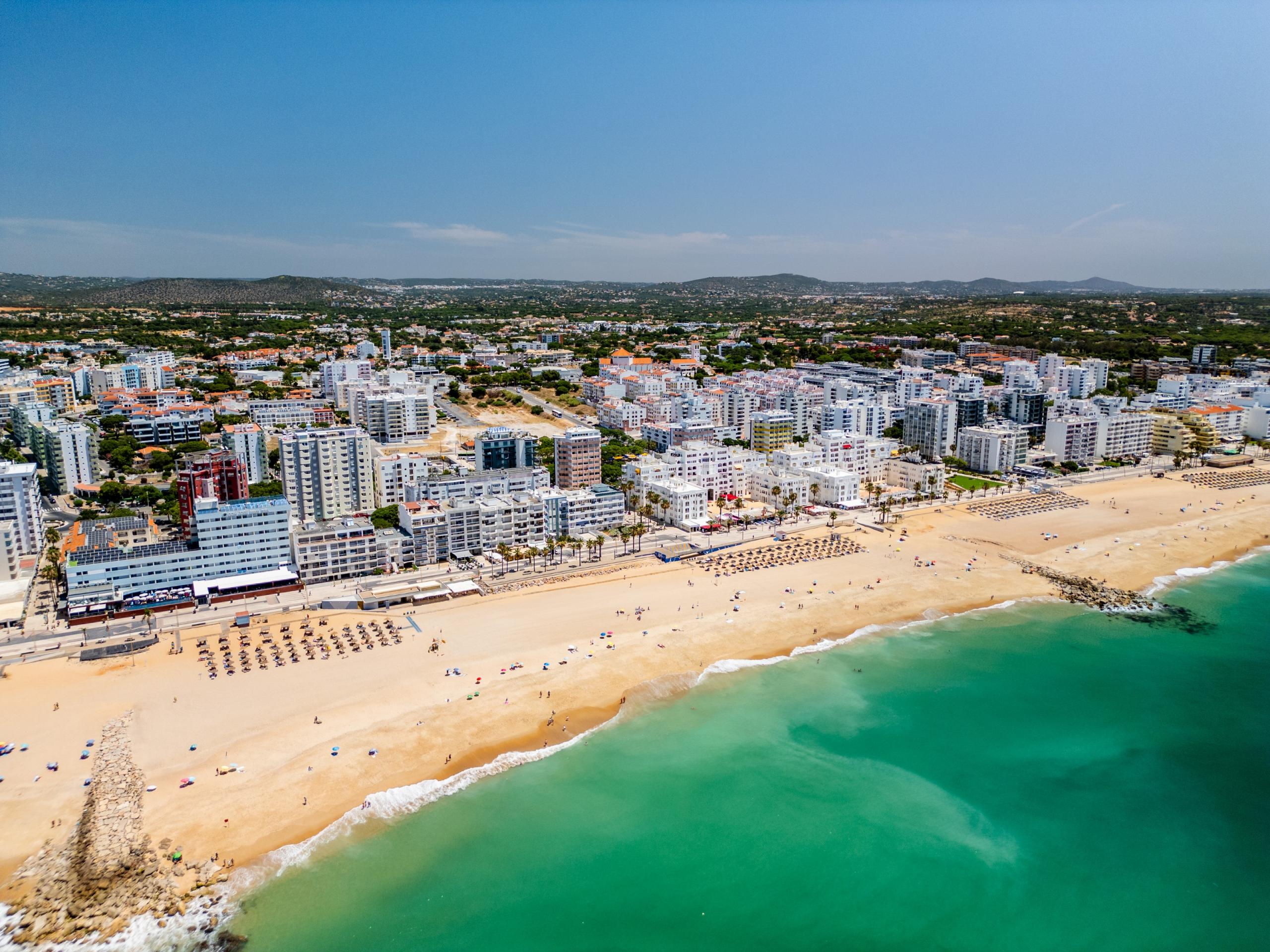 Apartamento de 2 Dormitorios Reformado con Vistas Frontales al Mar | Primera Línea de Playa en Quarteira