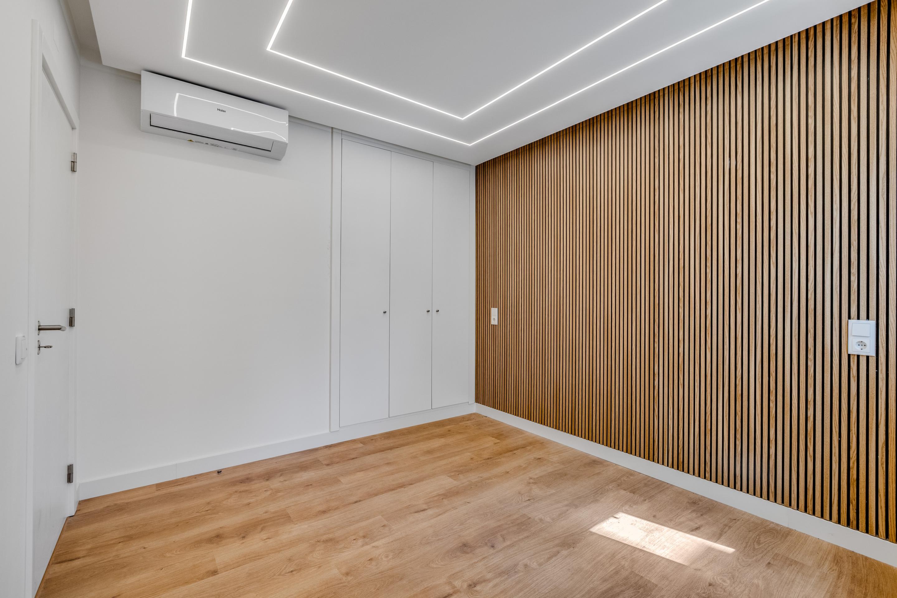 Apartamento de 2 Dormitorios Reformado con Vistas Frontales al Mar | Primera Línea de Playa en Quarteira