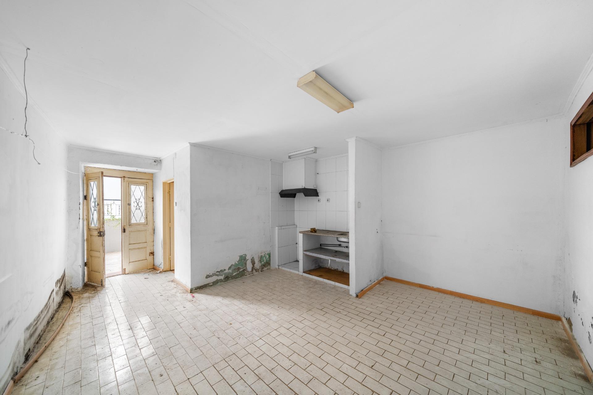 9-room house in need of renovation in Foz, with an approved building plan.