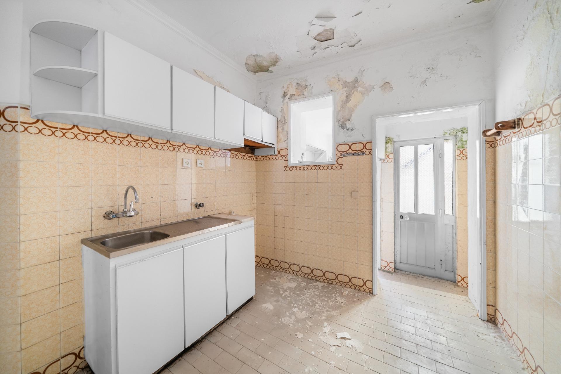 9-room house in need of renovation in Foz, with an approved building plan.