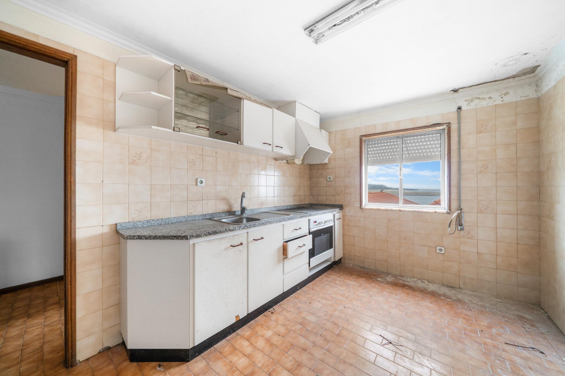 9-room house in need of renovation in Foz, with an approved building plan.