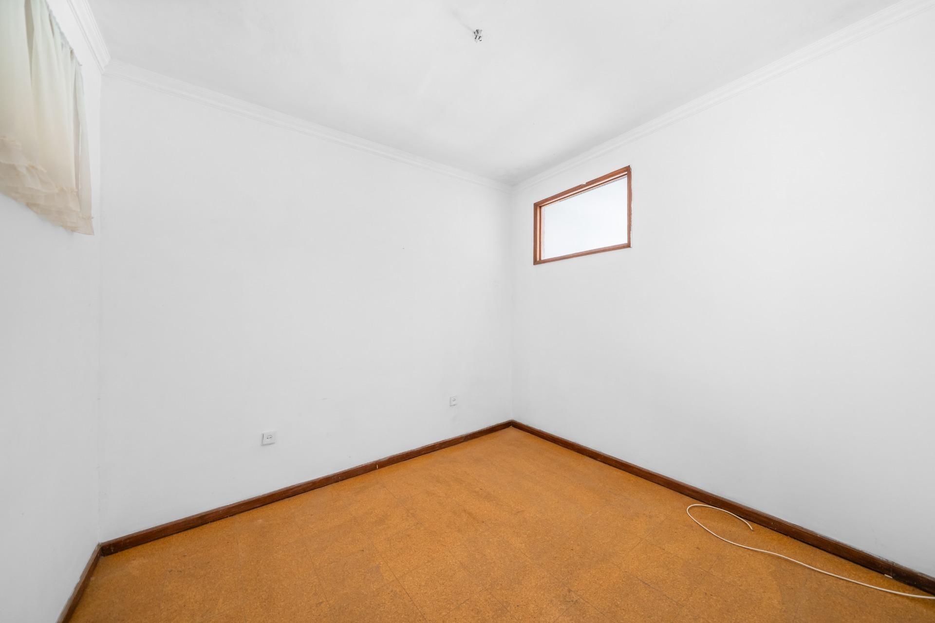 9-room house in need of renovation in Foz, with an approved building plan.