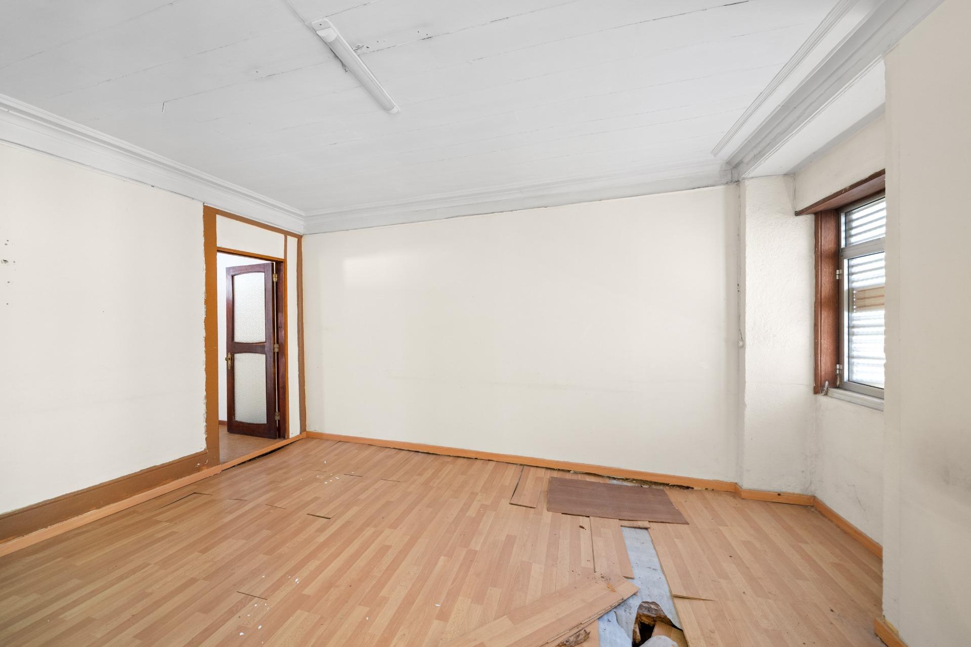9-room house in need of renovation in Foz, with an approved building plan.