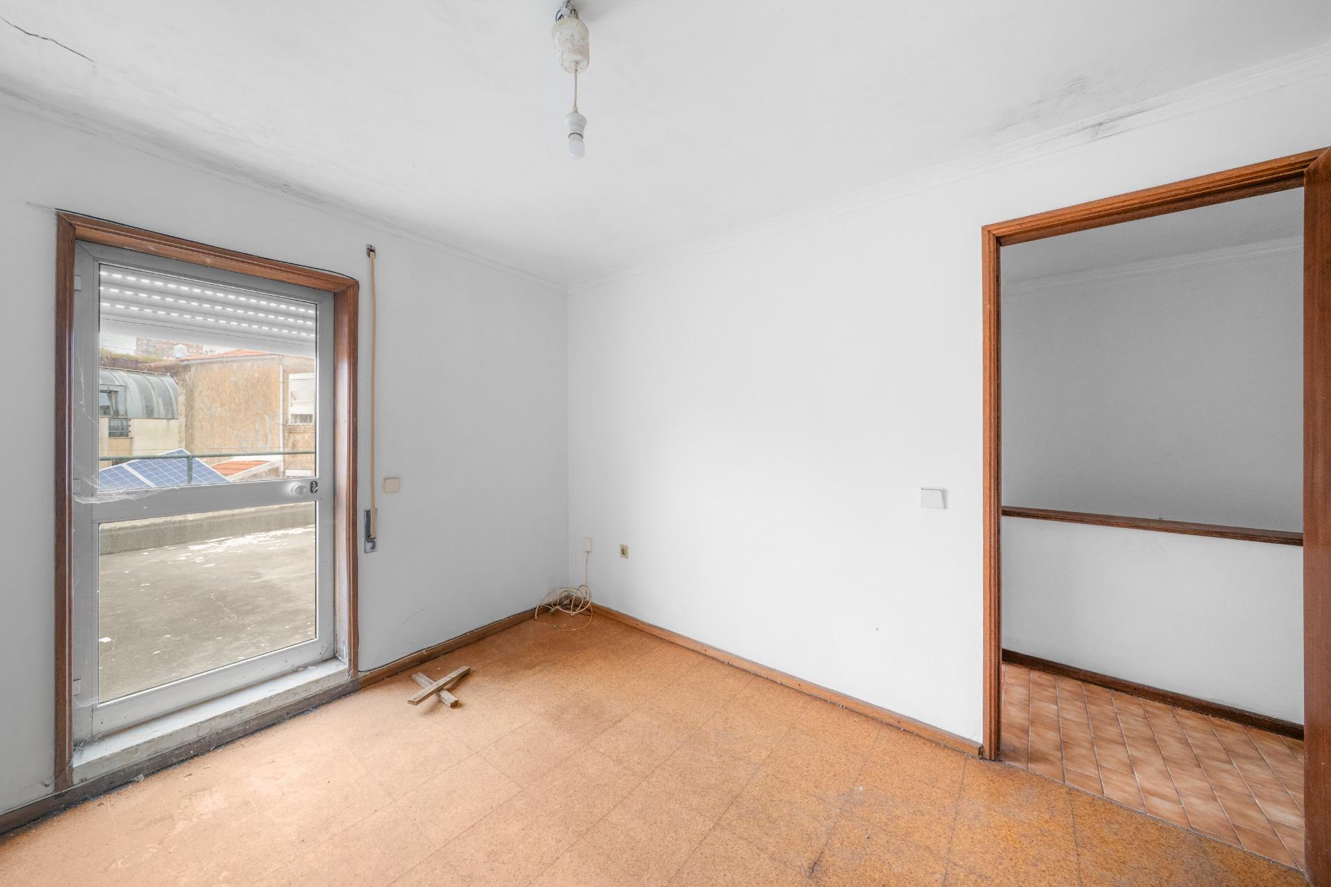 9-room house in need of renovation in Foz, with an approved building plan.