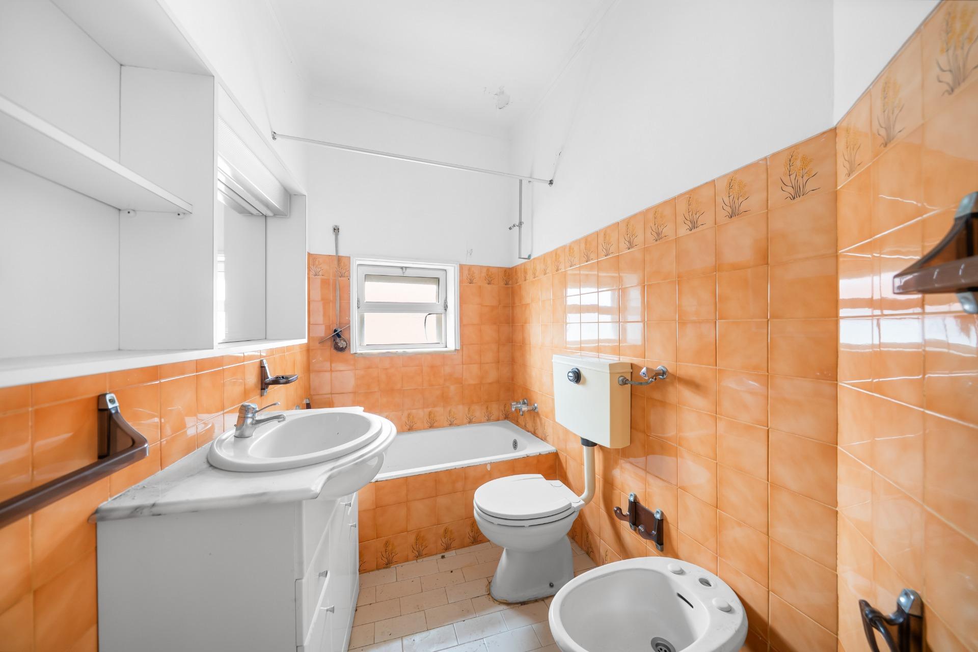 9-room house in need of renovation in Foz, with an approved building plan.
