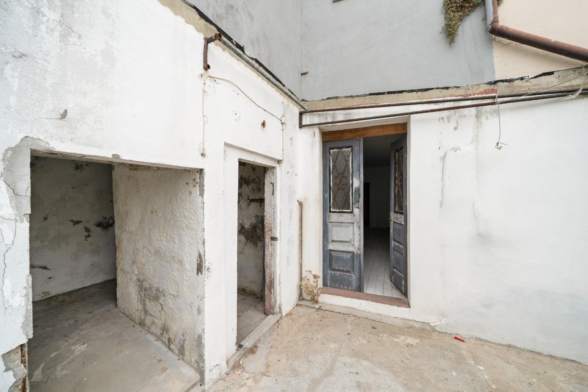 9-room house in need of renovation in Foz, with an approved building plan.