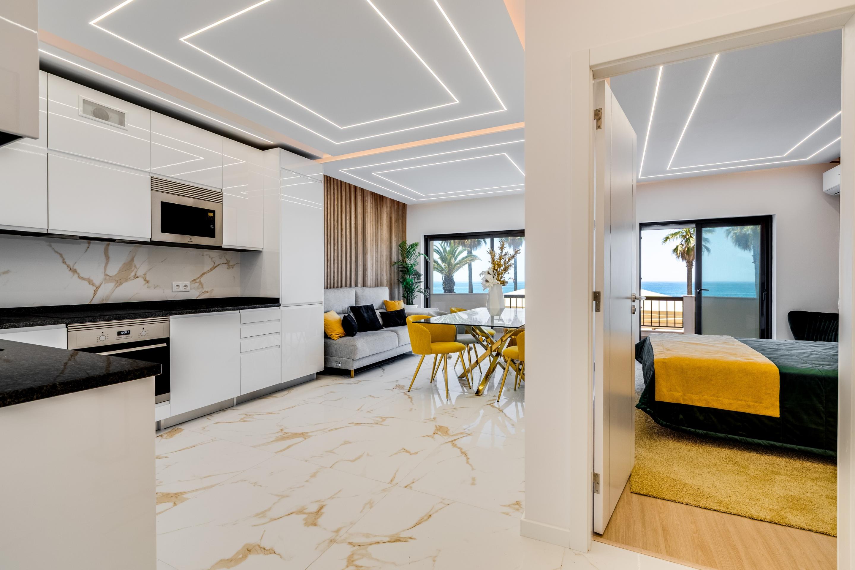 Apartamento de 3 Dormitorios Reformado con Vistas Frontales al Mar | Primera Línea de Playa en Quarteira