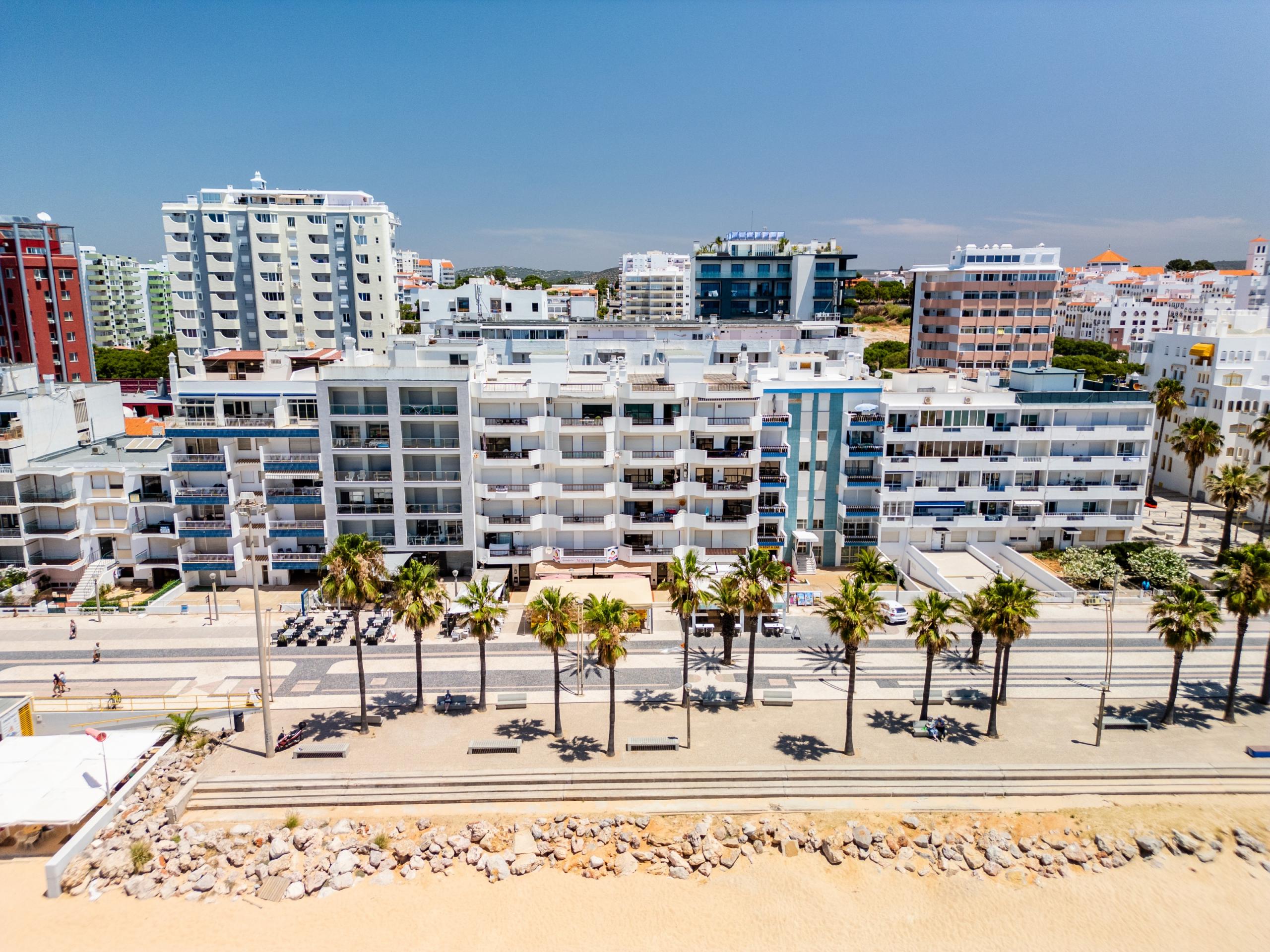 Apartamento de 3 Dormitorios Reformado con Vistas Frontales al Mar | Primera Línea de Playa en Quarteira