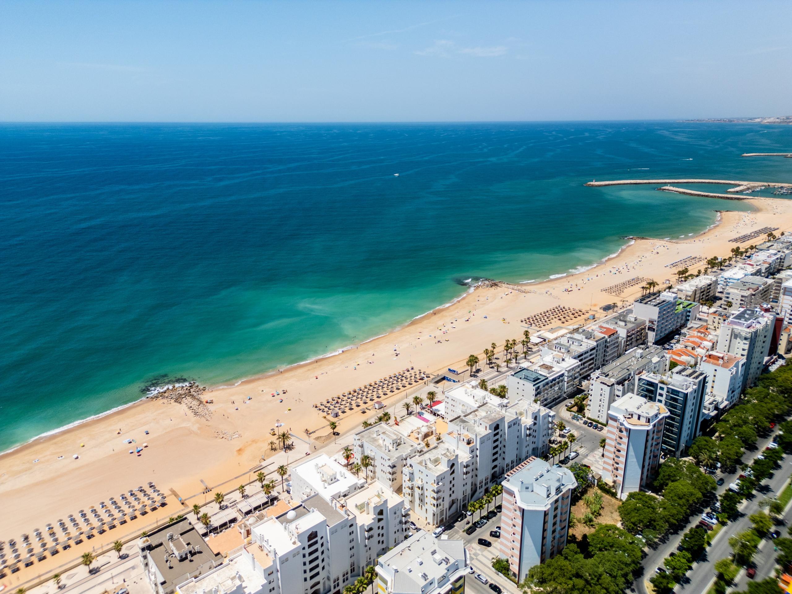 Apartamento de 3 Dormitorios Reformado con Vistas Frontales al Mar | Primera Línea de Playa en Quarteira