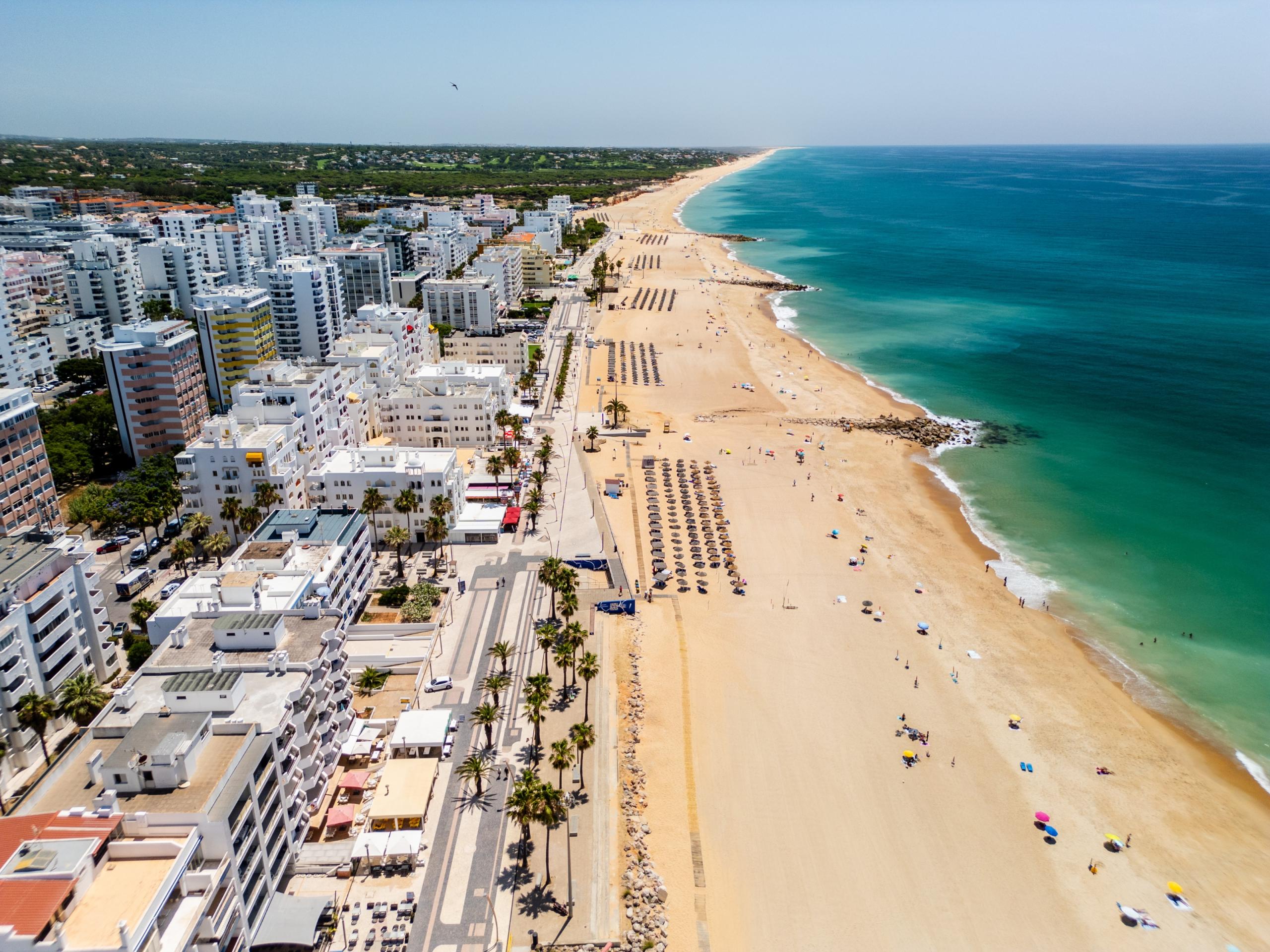 Apartamento de 3 Dormitorios Reformado con Vistas Frontales al Mar | Primera Línea de Playa en Quarteira