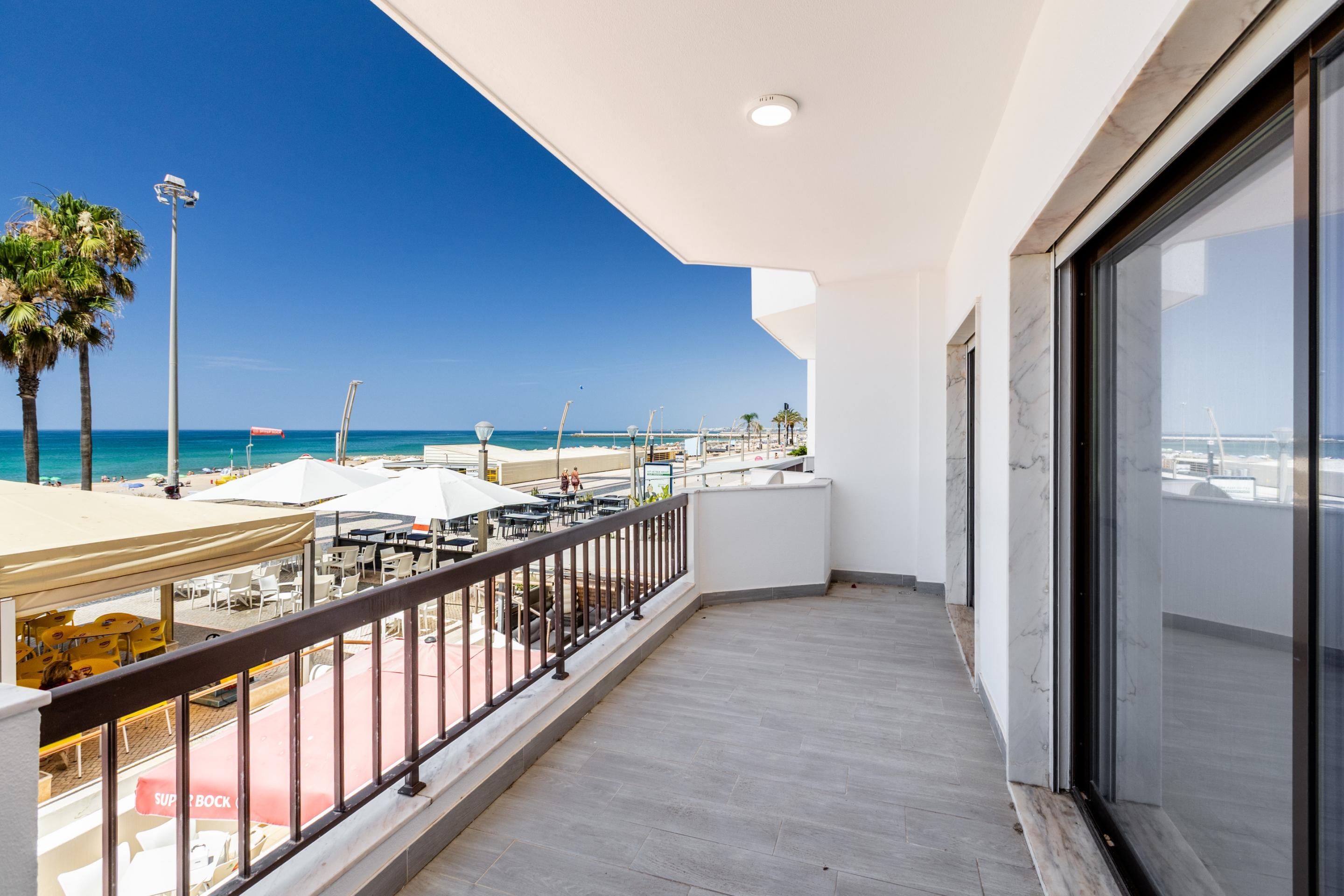 Apartamento de 3 Dormitorios Reformado con Vistas Frontales al Mar | Primera Línea de Playa en Quarteira
