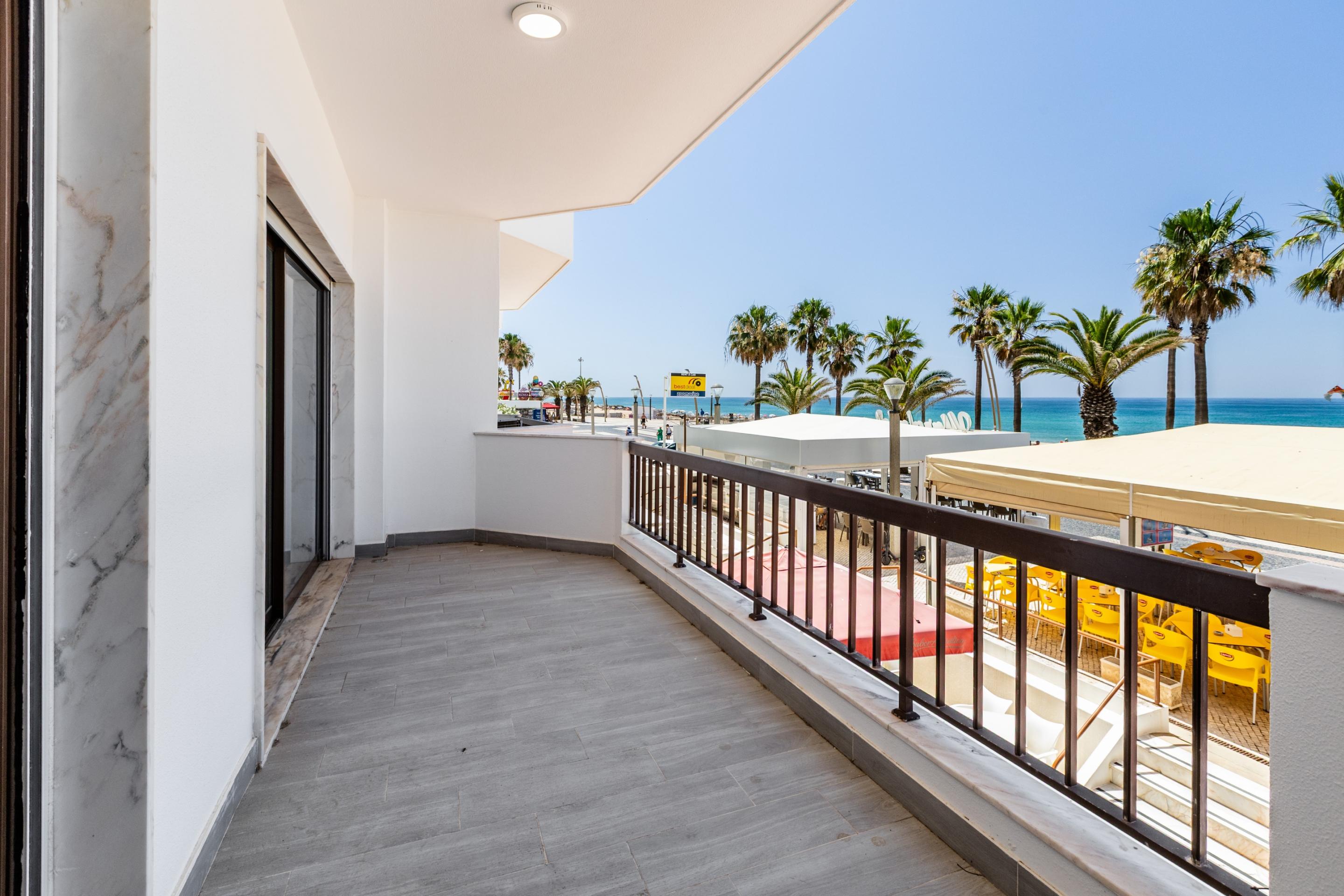 Apartamento de 3 Dormitorios Reformado con Vistas Frontales al Mar | Primera Línea de Playa en Quarteira