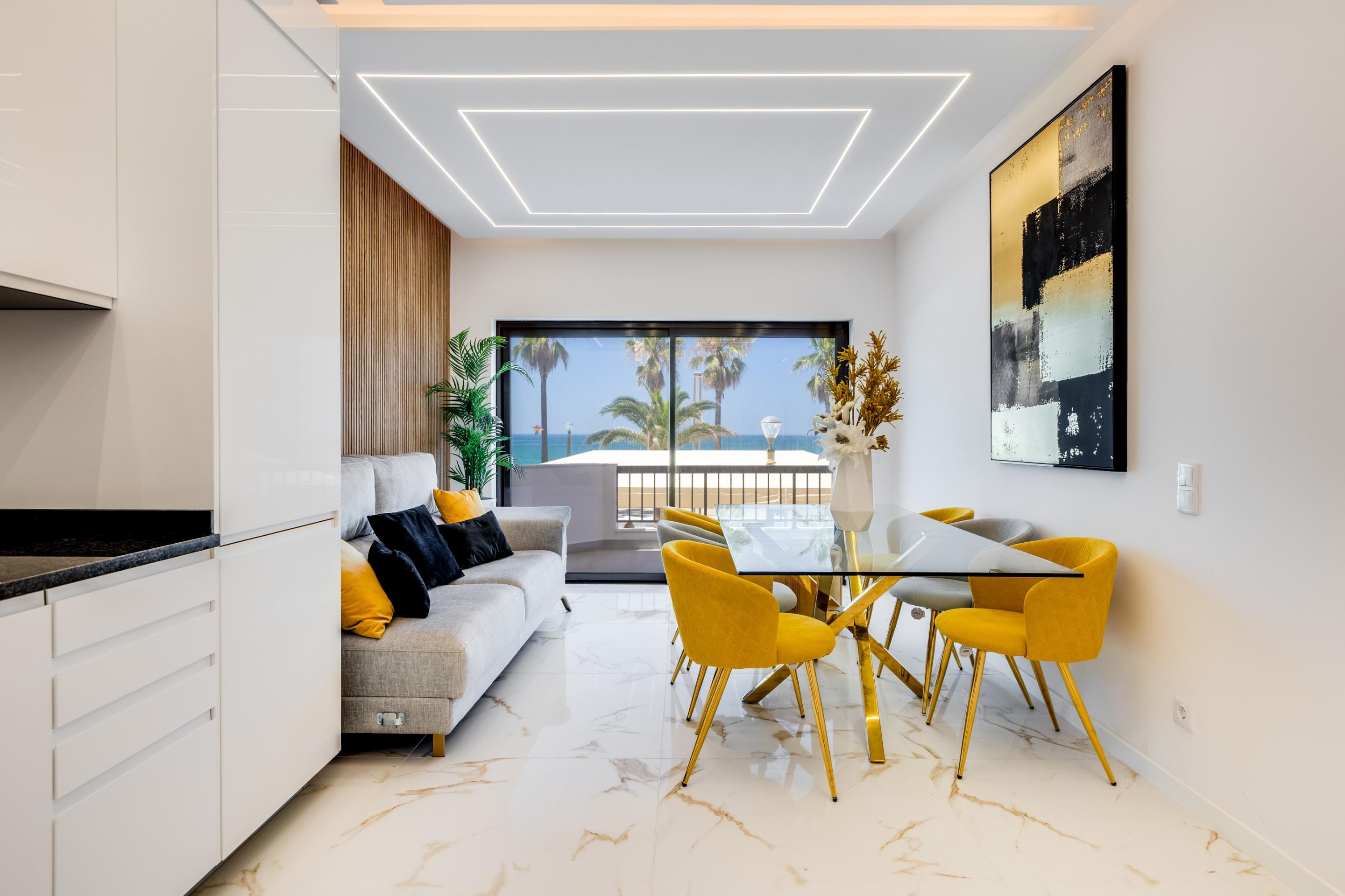 Apartamento de 3 Dormitorios Reformado con Vistas Frontales al Mar | Primera Línea de Playa en Quarteira