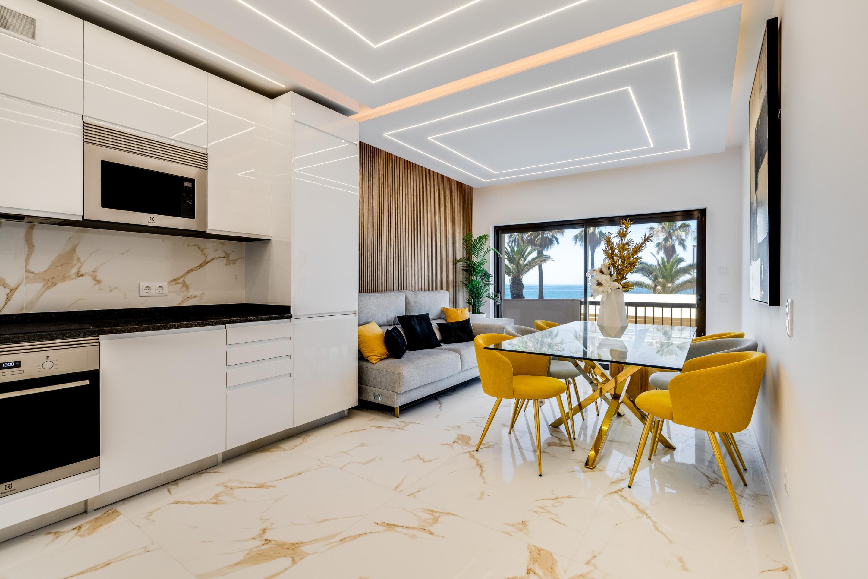 Apartamento de 3 Dormitorios Reformado con Vistas Frontales al Mar | Primera Línea de Playa en Quarteira