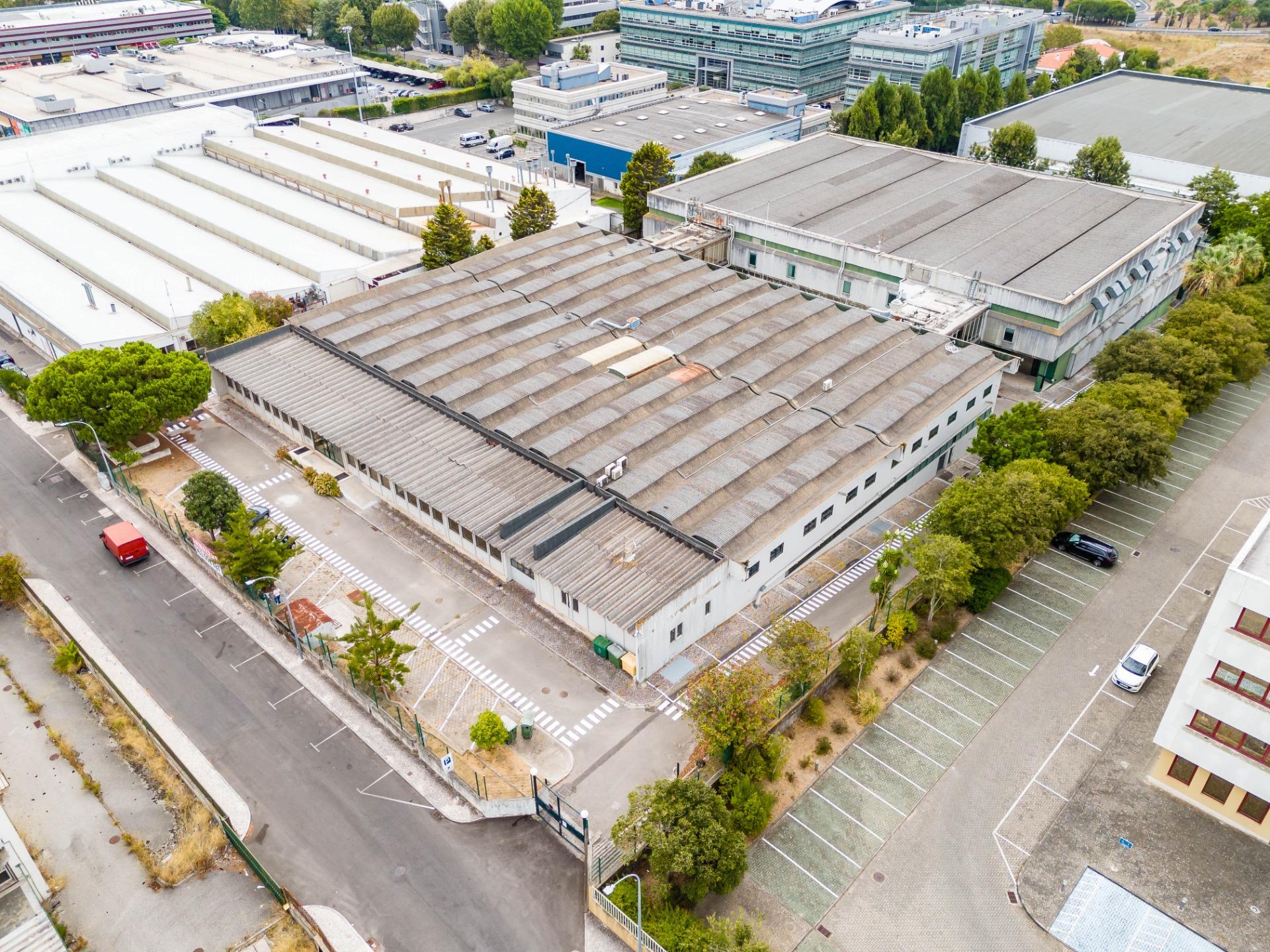Nave industrial de 3 plantas con amplio terreno en Carnaxide