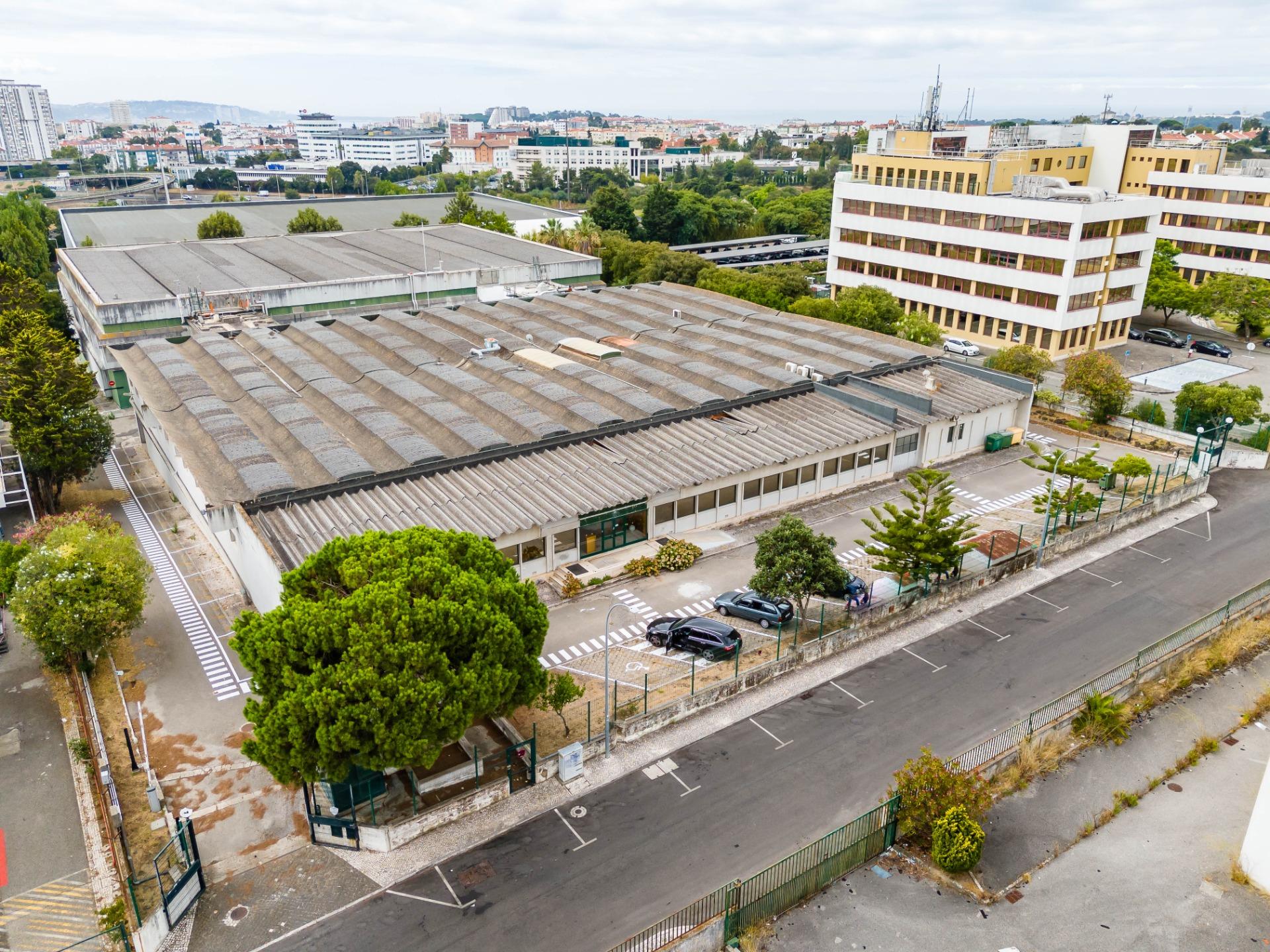 Armazém com 3 Pisos e Grande Lote de Terreno em Carnaxide