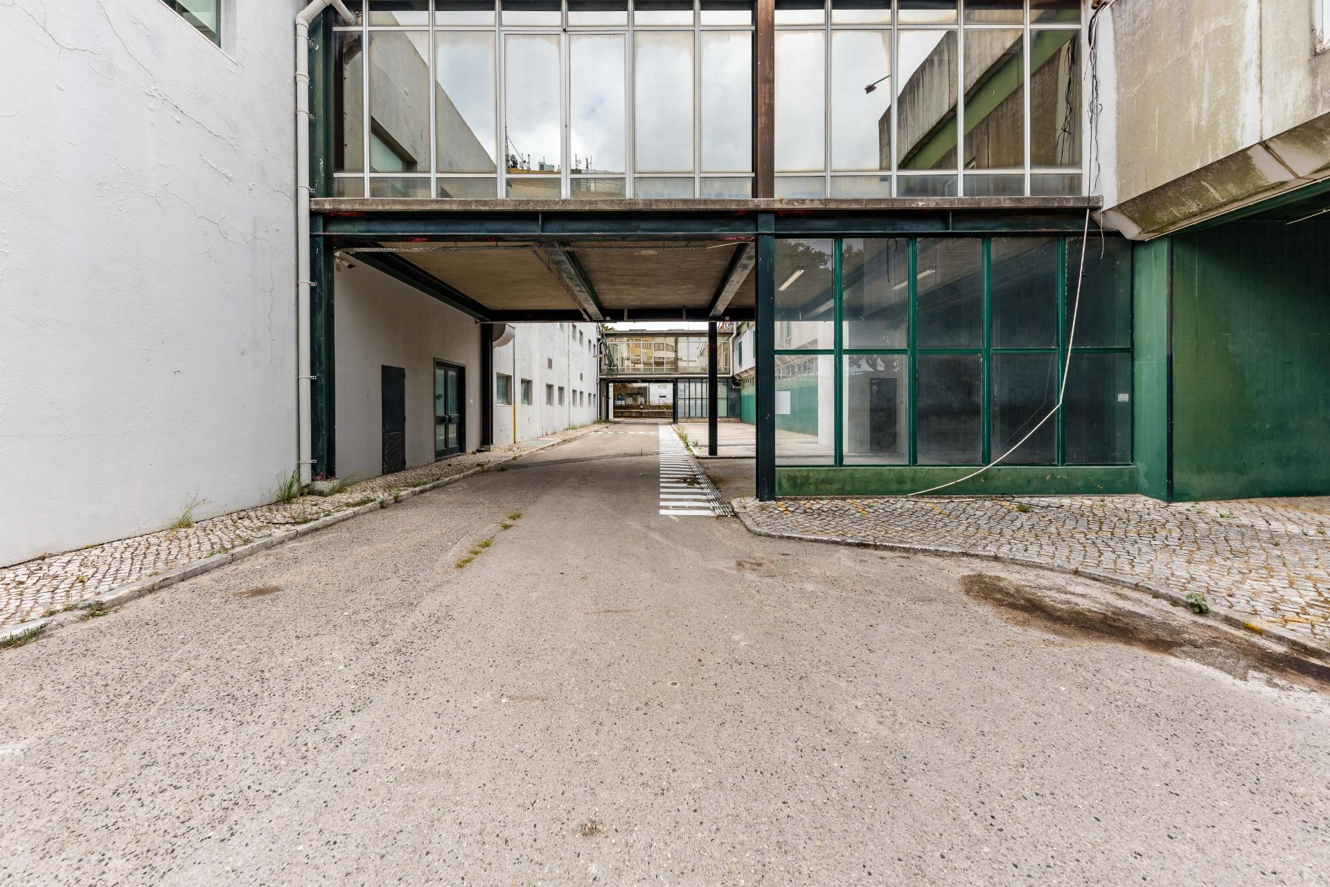 Armazém com 3 Pisos e Grande Lote de Terreno em Carnaxide