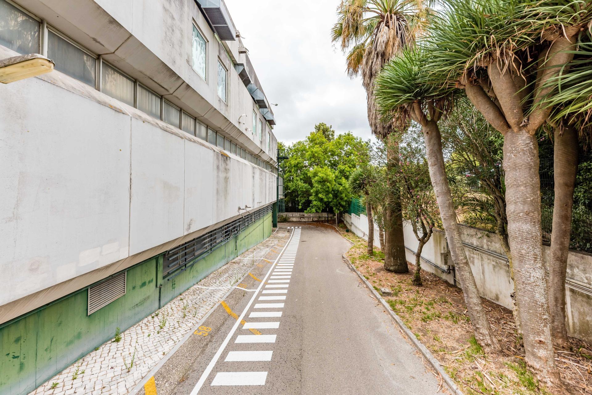 Armazém com 3 Pisos e Grande Lote de Terreno em Carnaxide