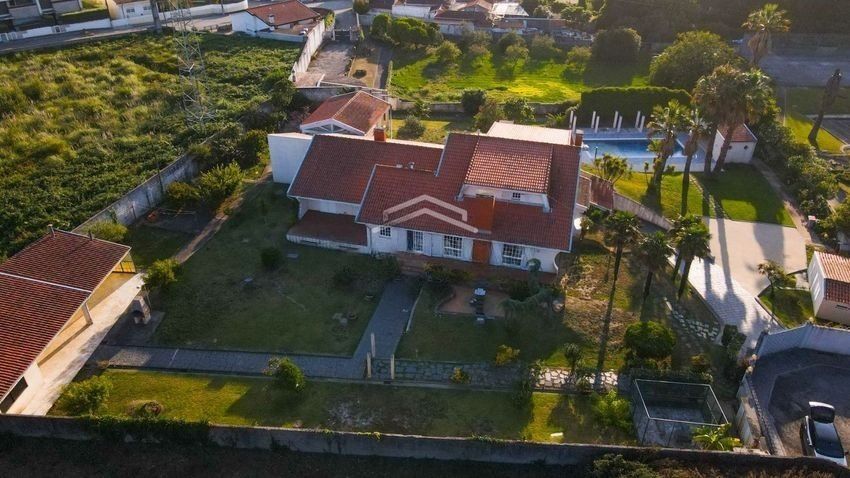 6 Suites House + Independent House with 2 Suites, Indoor and Outdoor Pools, Located in Arcozelo