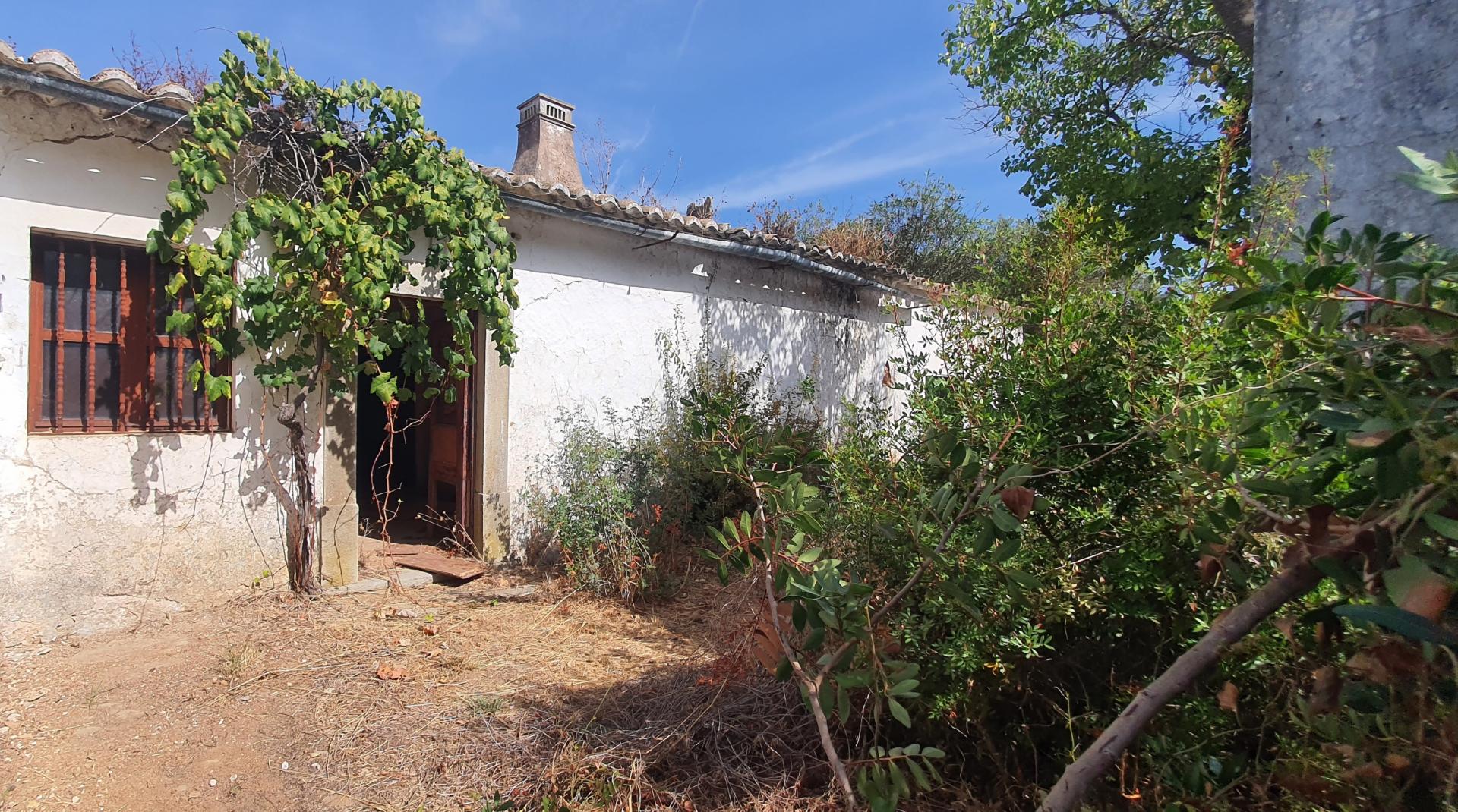 House for Reconstruction in Loulé – Renovate, Transform, Add Value
