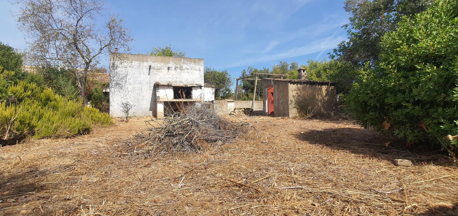 House for Reconstruction in Loulé – Renovate, Transform, Add Value