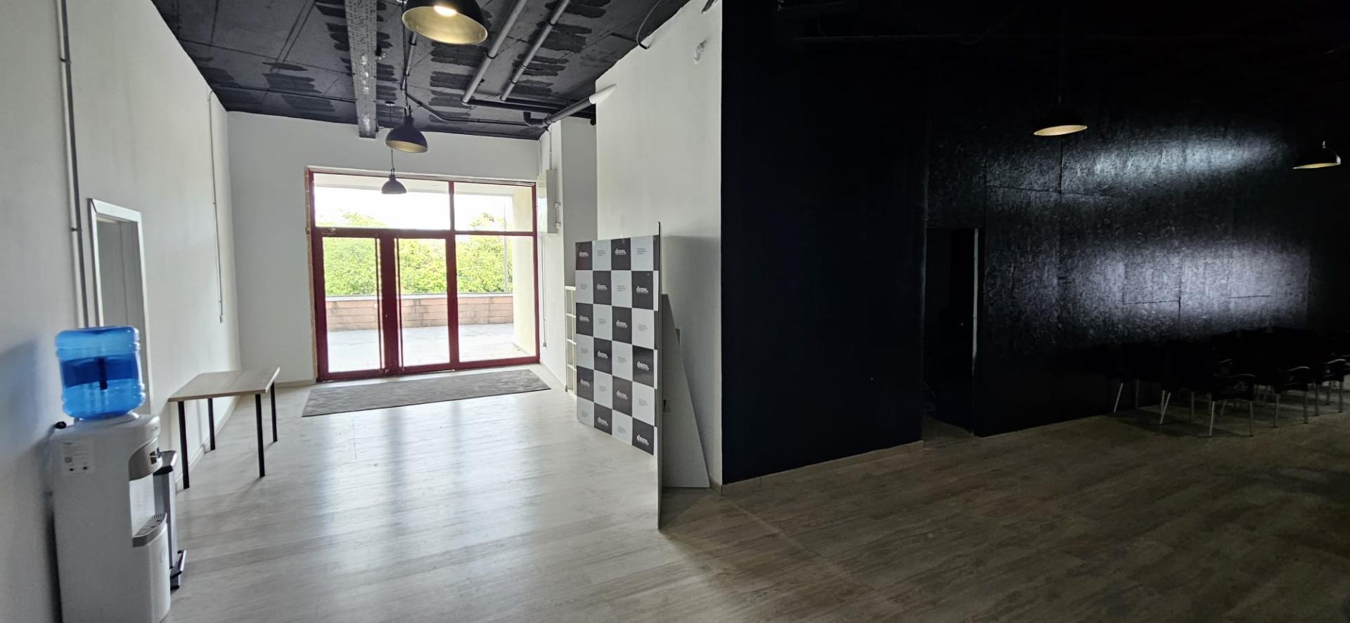 Local comercial con 35 plazas de aparcamiento
