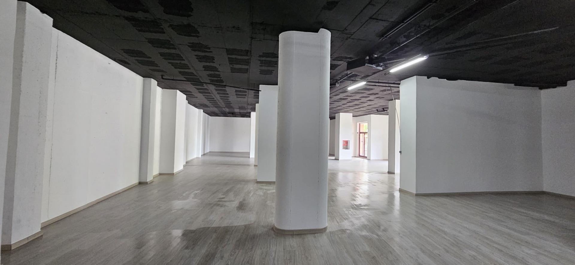 Local comercial con 35 plazas de aparcamiento
