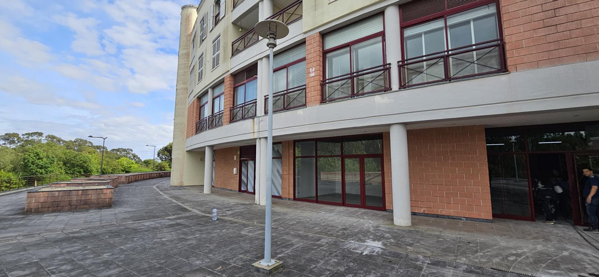 Local comercial con 35 plazas de aparcamiento