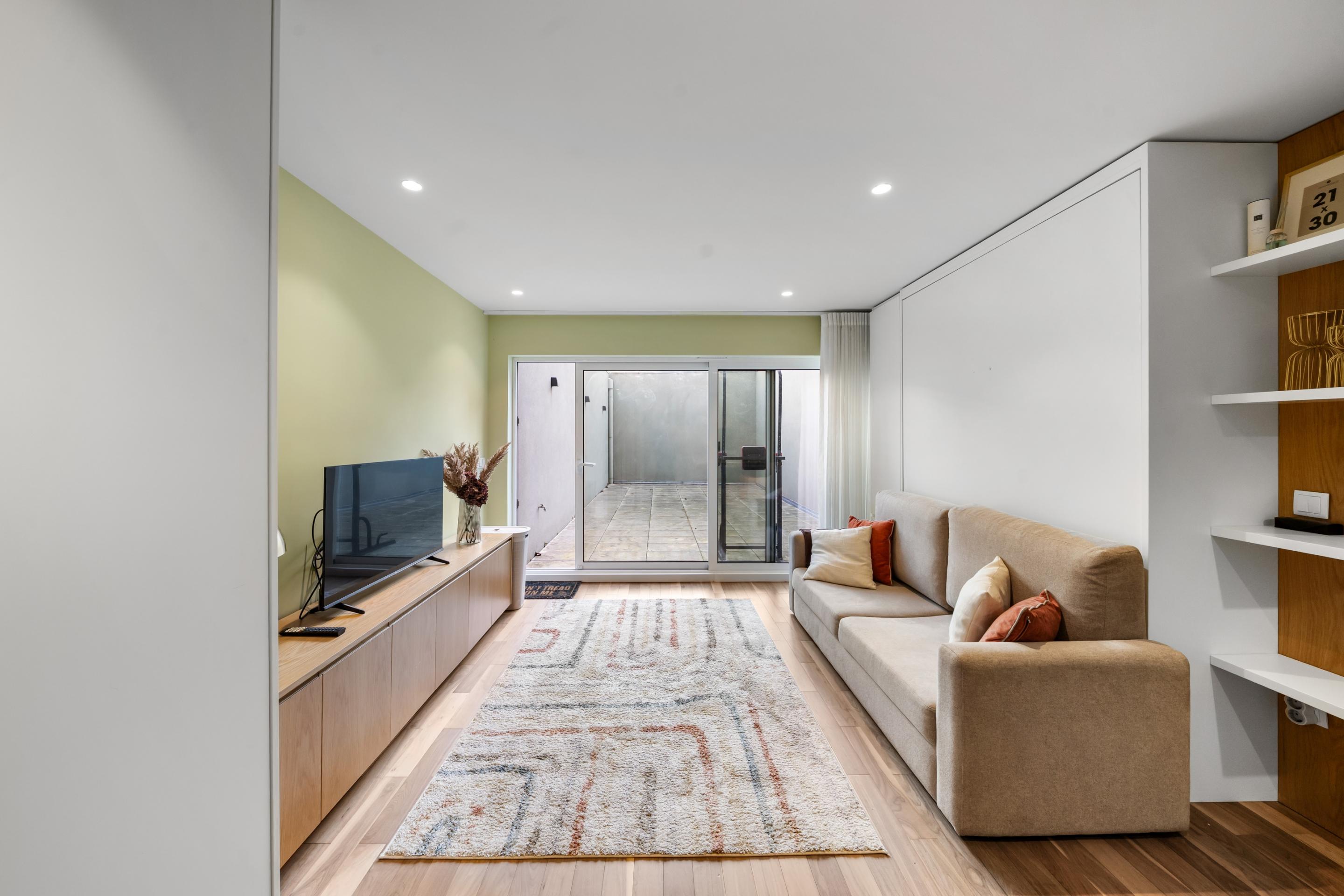 Studio apartment with a 36 m2 terrace in a building with elevator and garage in the heart of Porto.