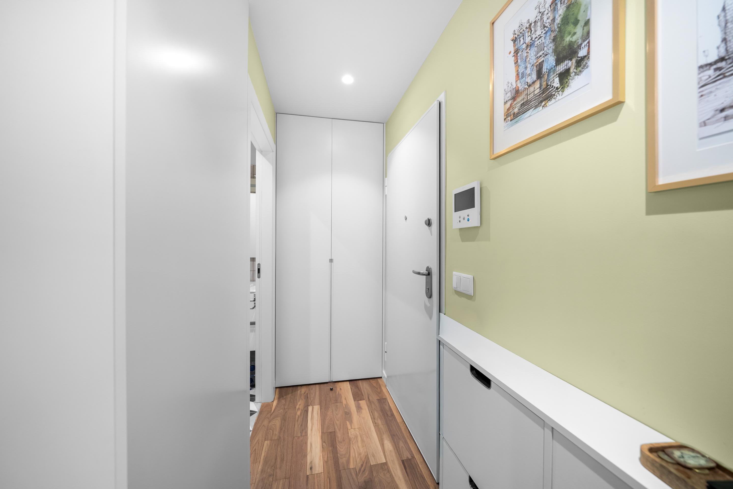 Studio apartment with a 36 m2 terrace in a building with elevator and garage in the heart of Porto.