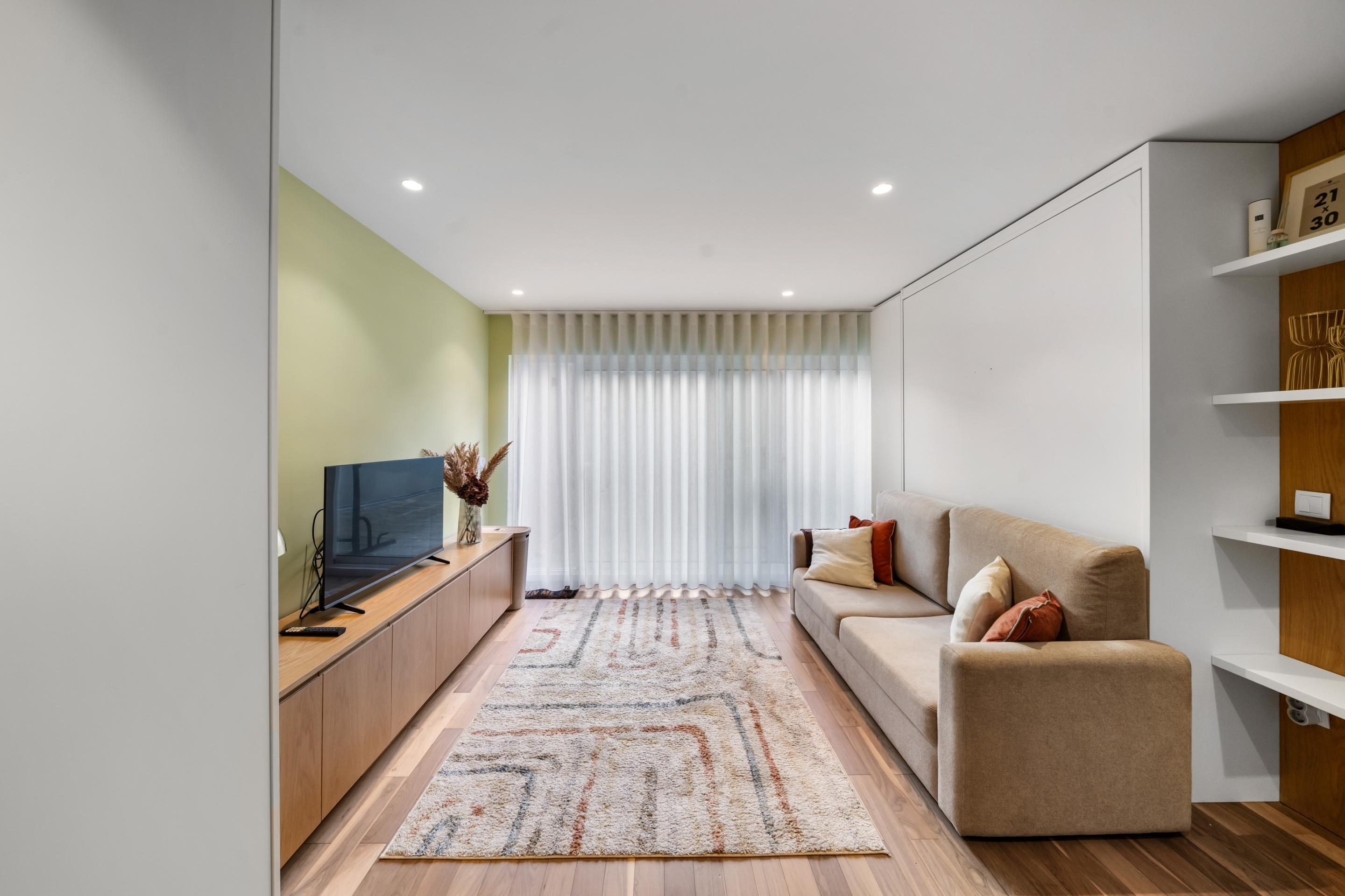 Studio apartment with a 36 m2 terrace in a building with elevator and garage in the heart of Porto.