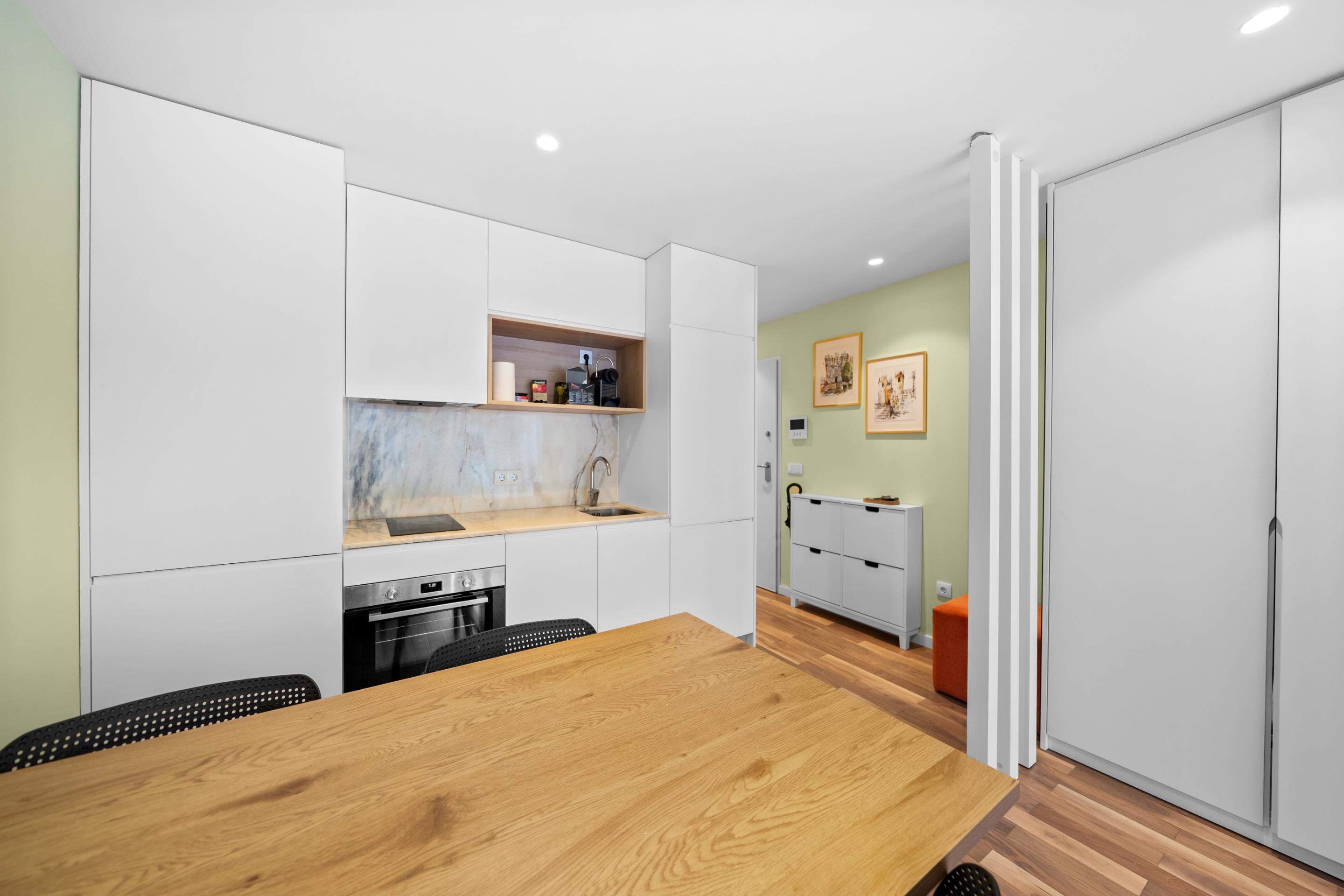 Studio apartment with a 36 m2 terrace in a building with elevator and garage in the heart of Porto.