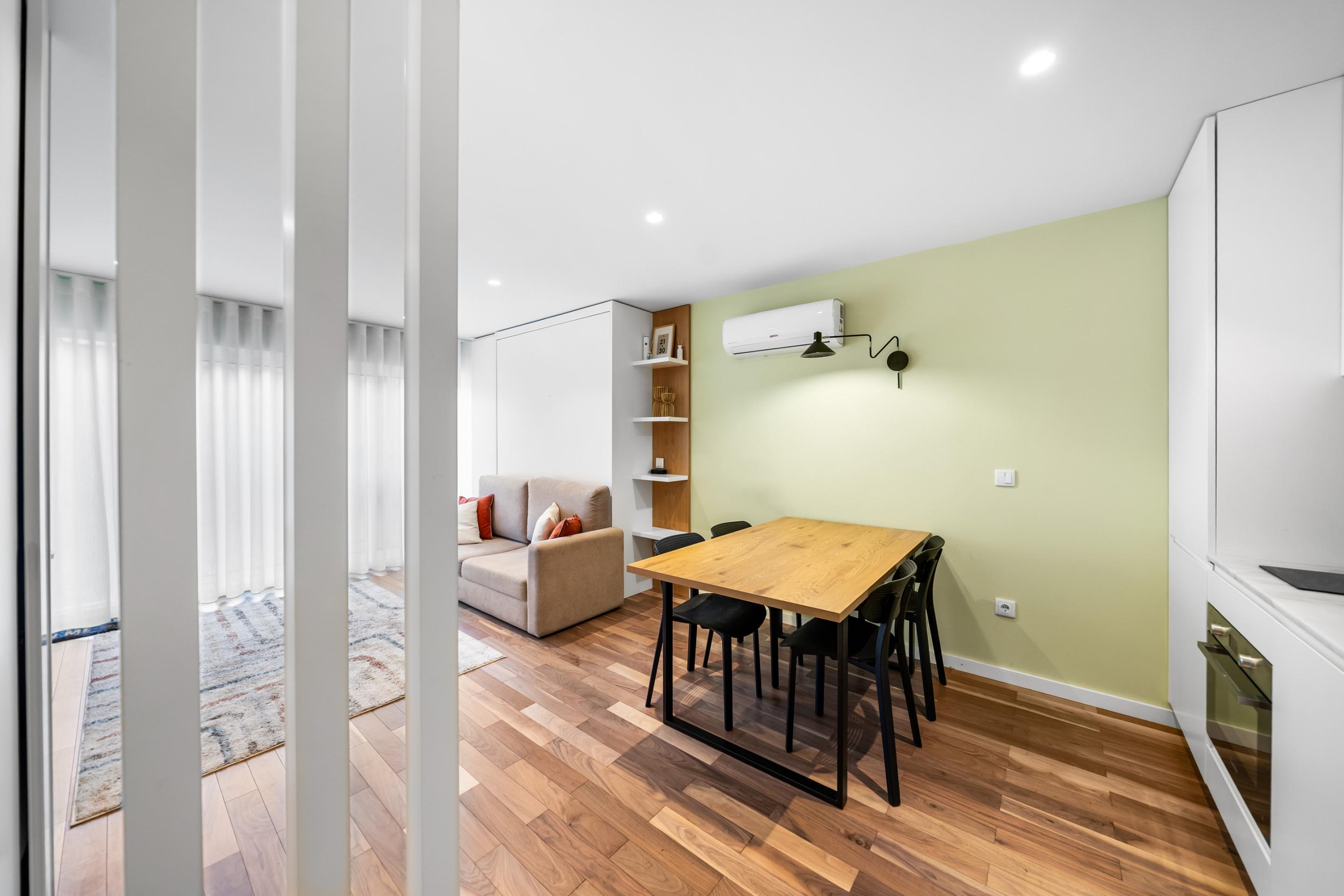 Studio apartment with a 36 m2 terrace in a building with elevator and garage in the heart of Porto.