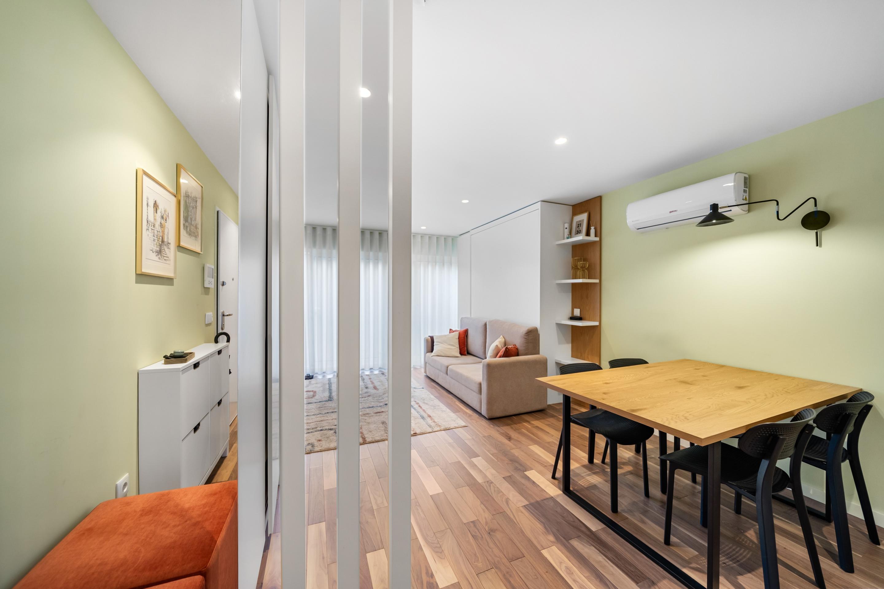 Studio apartment with a 36 m2 terrace in a building with elevator and garage in the heart of Porto.