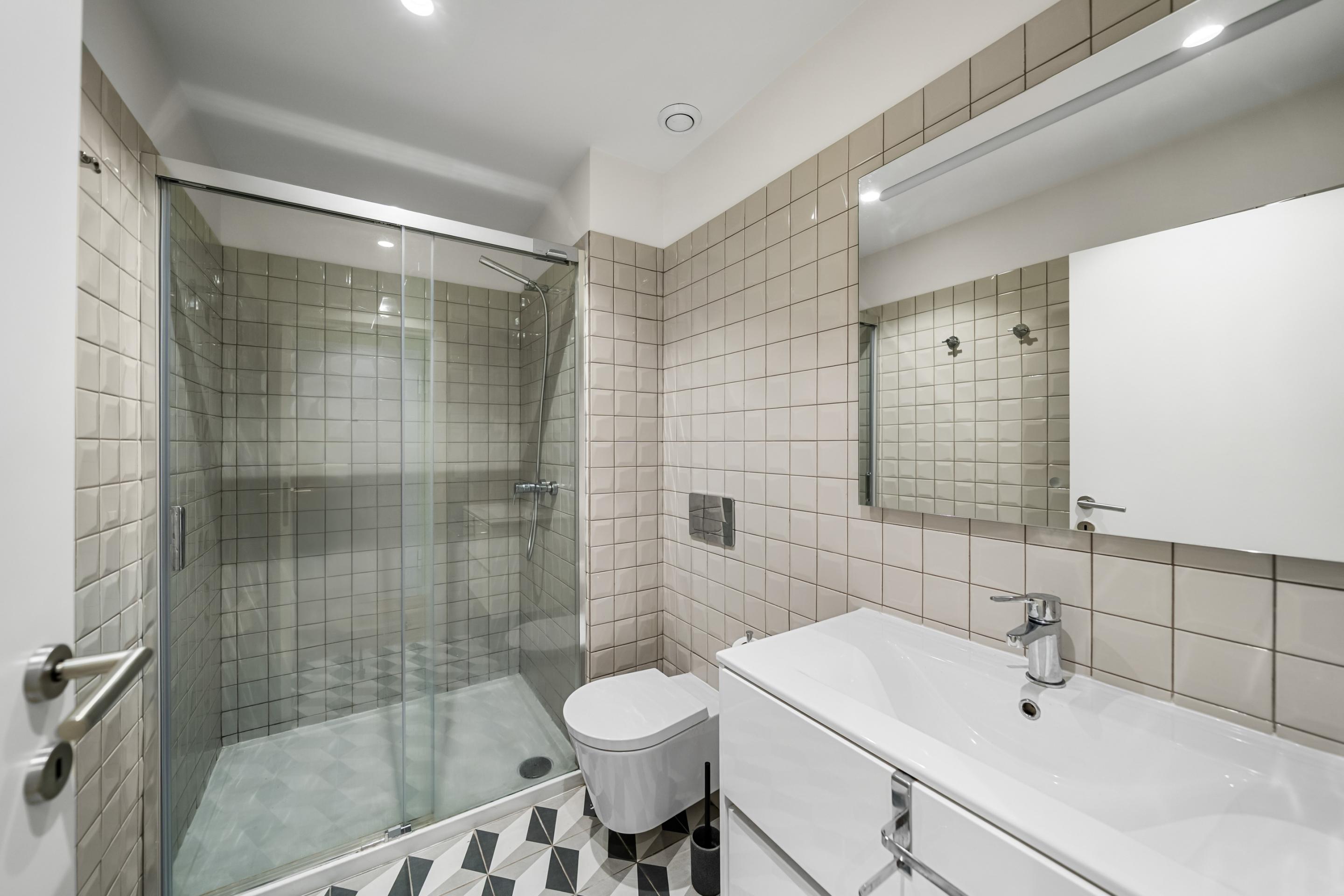 Studio apartment with a 36 m2 terrace in a building with elevator and garage in the heart of Porto.