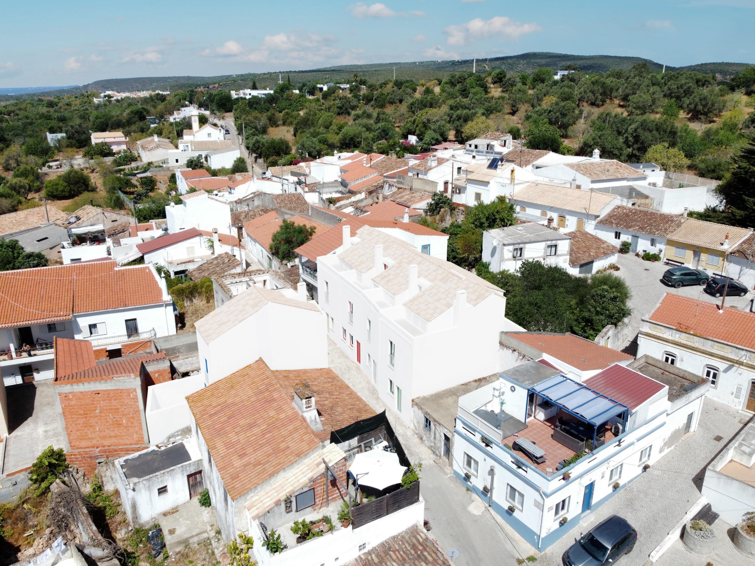 Viva el Algarve Auténtico: Vivienda Adosada para Renovación en un Pueblo Rural