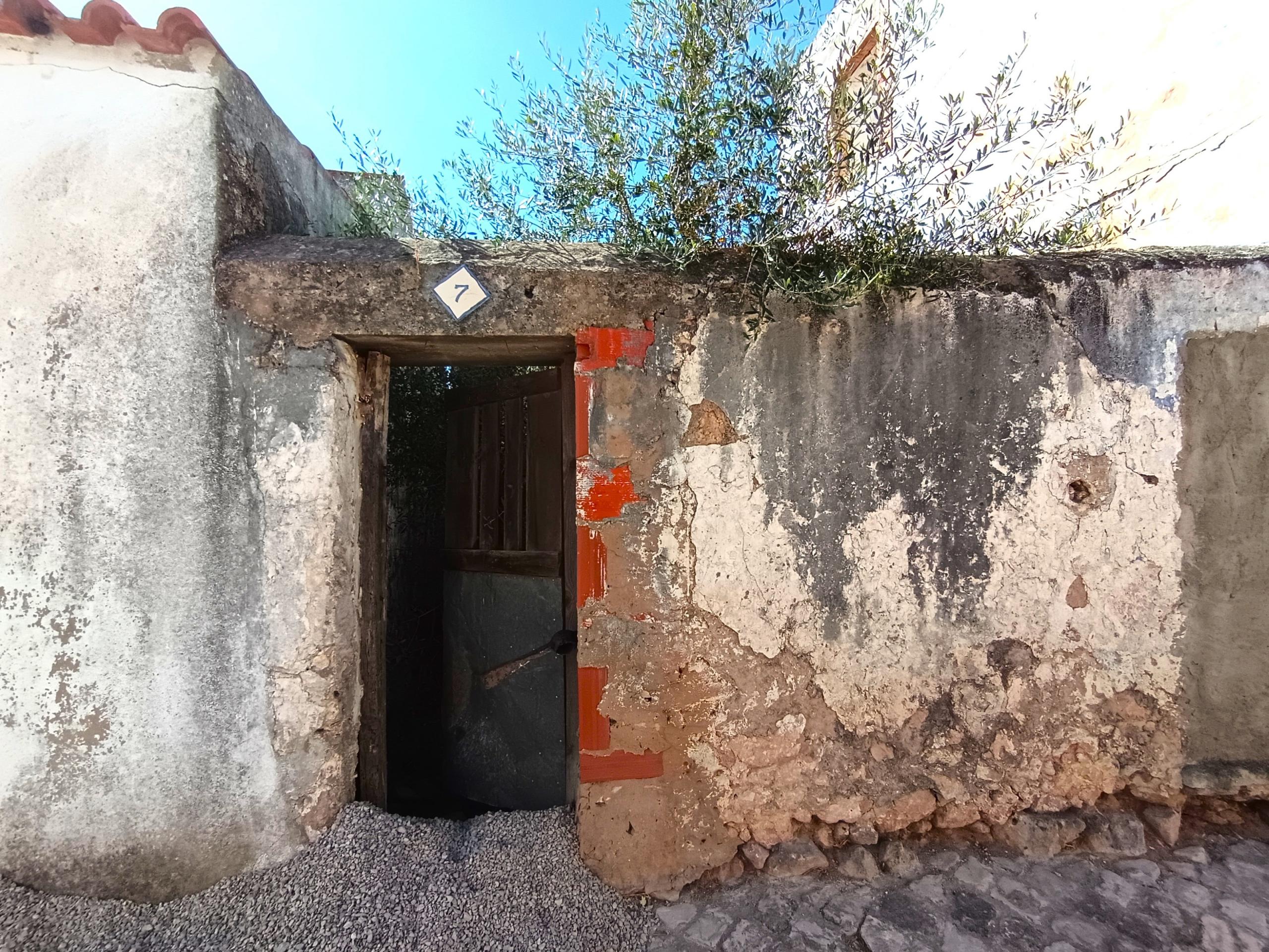 Viva el Algarve Auténtico: Vivienda Adosada para Renovación en un Pueblo Rural