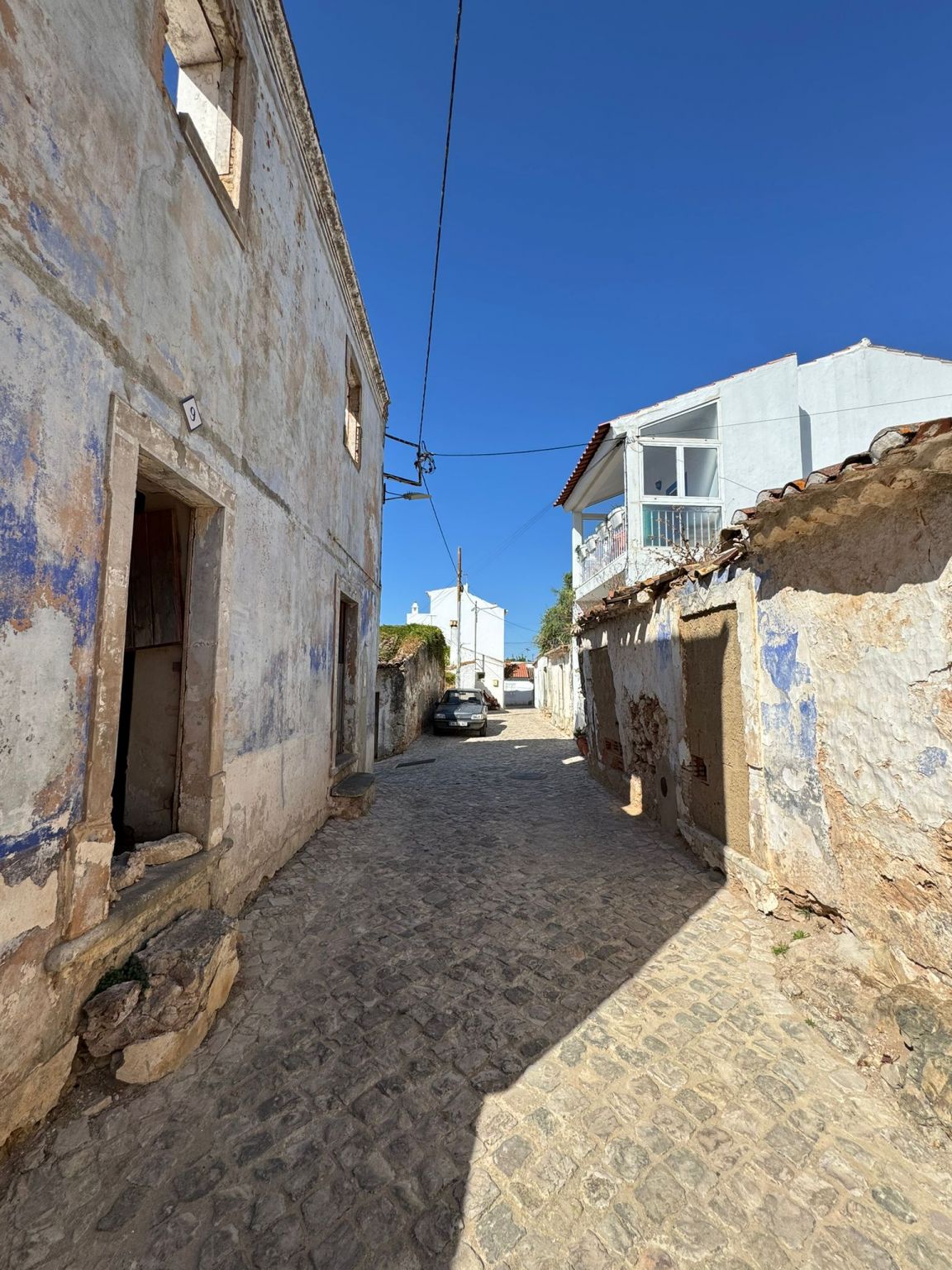 Viva el Algarve Auténtico: Vivienda Adosada para Renovación en un Pueblo Rural