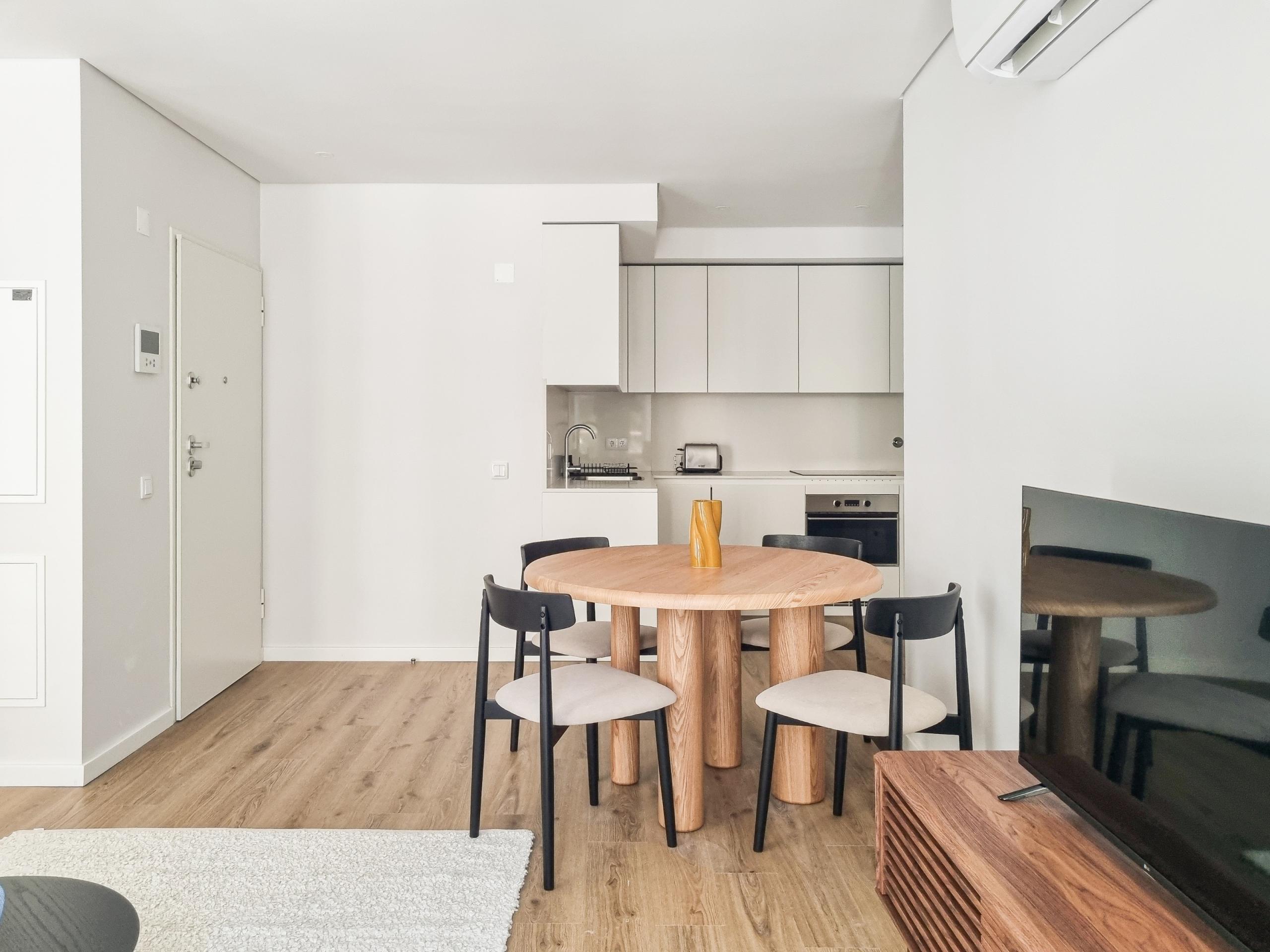 2-Bedroom Apartment in Anjos, Lisbon