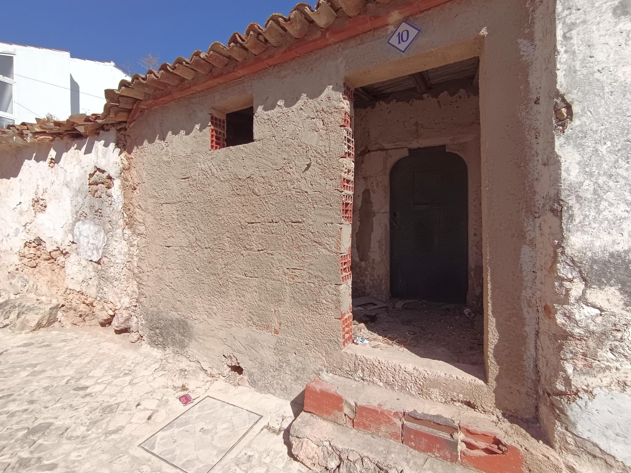 Viva el Algarve Auténtico: Vivienda Adosada para Renovación en un Pueblo Rural
