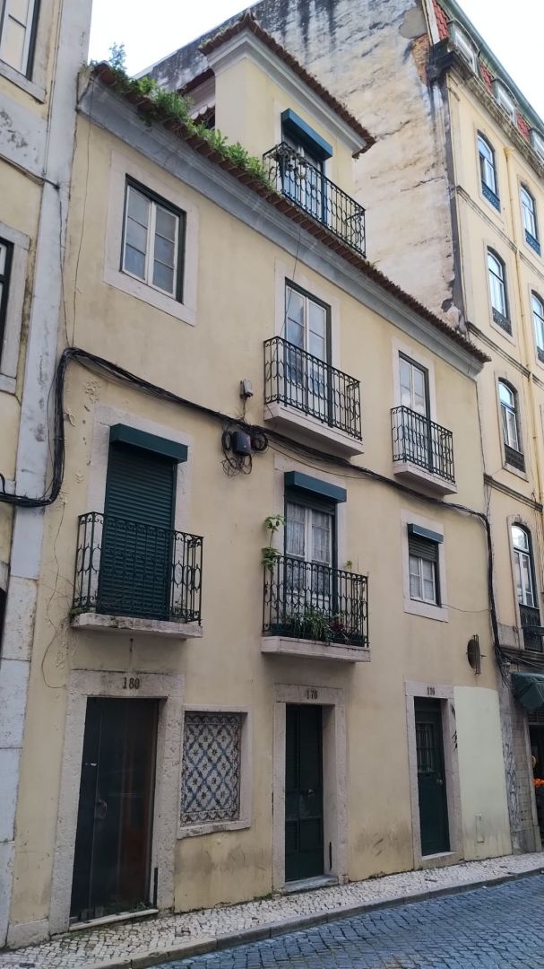 Building with unique potential for remodelling in the heart of Lisbon.