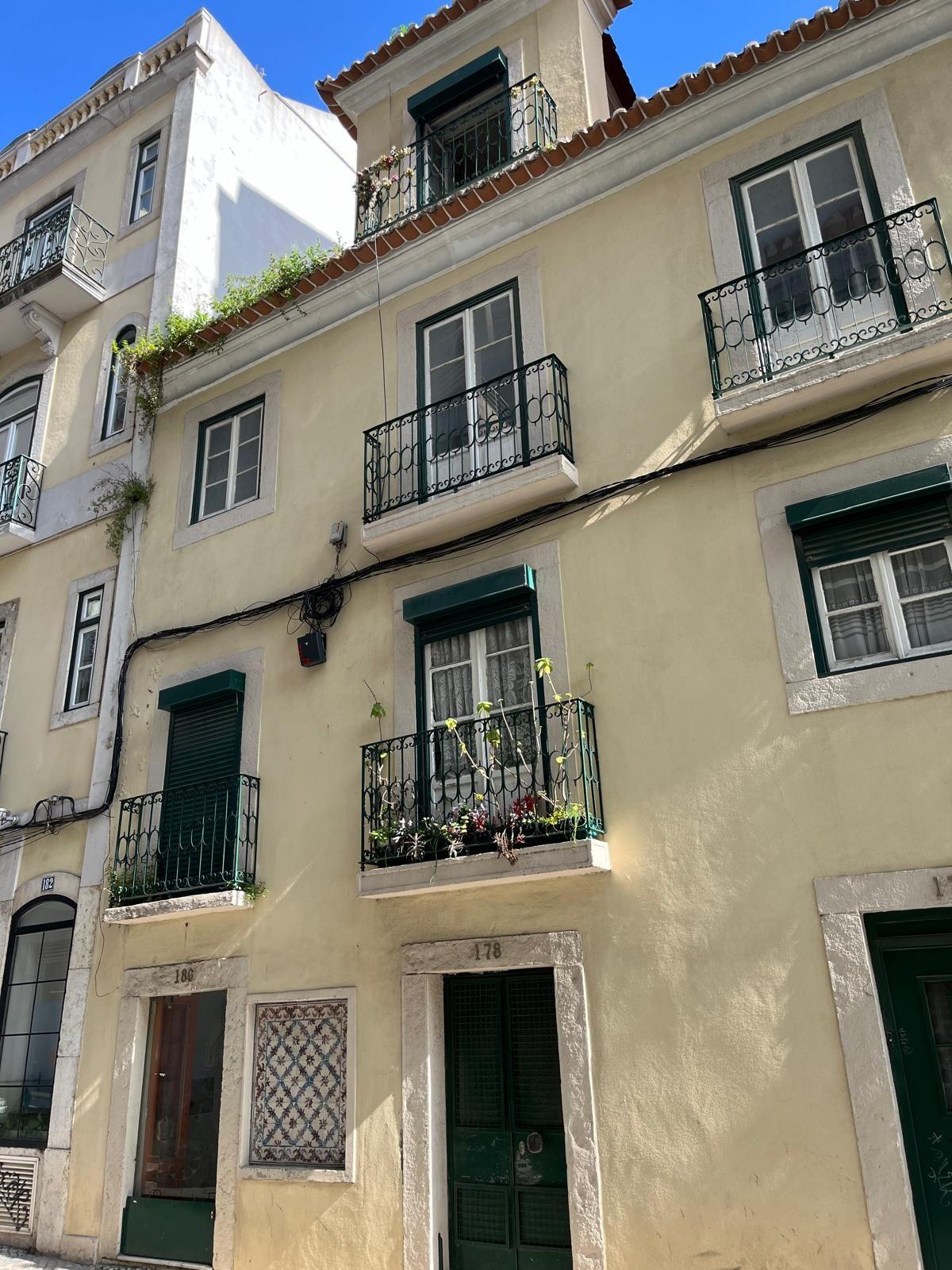 Building with unique potential for remodelling in the heart of Lisbon.