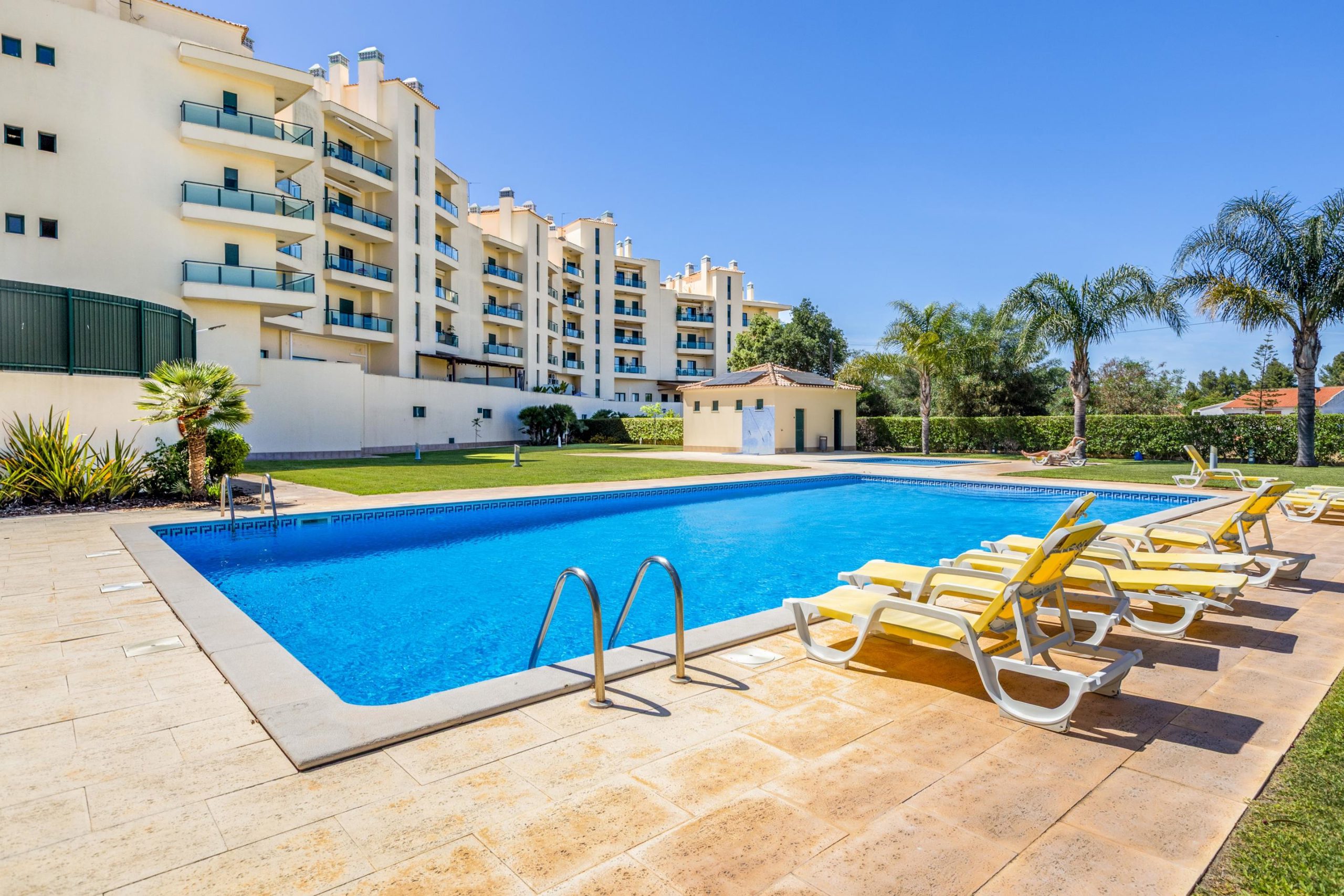 Apartamento de 3 dormitorios en Condominio Privado con Piscinas en Quarteira
